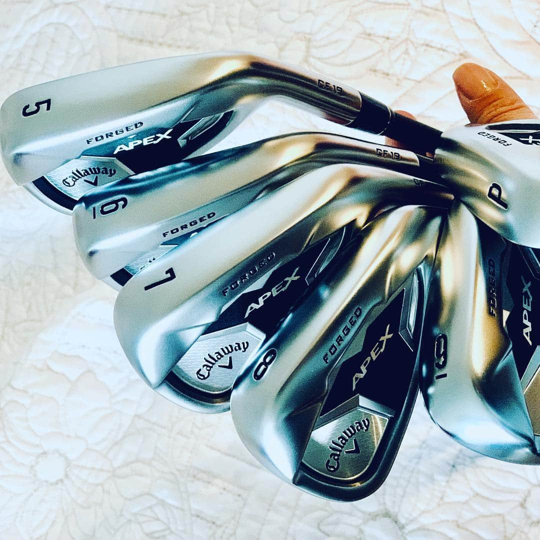 吉田玲奈さんのインスタグラム写真 - (吉田玲奈Instagram)「クラブフィッティングしてアイアンはCallaway  APEX♩シャフトはFujikura♩届いた〜✨めっちゃイケメン😎✨私を助けにきてくれた⛳️❤️ #お願いします #カッコイイ  #ゴルフ女子 #golf #golfer #golfstagram #ゴルフバカ #ゴルフは道具です#クラブフィッティング#シャフトフィッティング #生まれ変わる #同じ振りでこんなに違うなら絶対フィッティングしないと #ゴルフクラブ #新しいクラブ#ゴルフクラブ #♪ #フジクラシャフト #speeder #fujikura #callaway #callawaygolf #キャロウェイ #2019golfseason #楽しみ #reinagolf」4月4日 15時02分 - reina.yoshida.ciel.1218