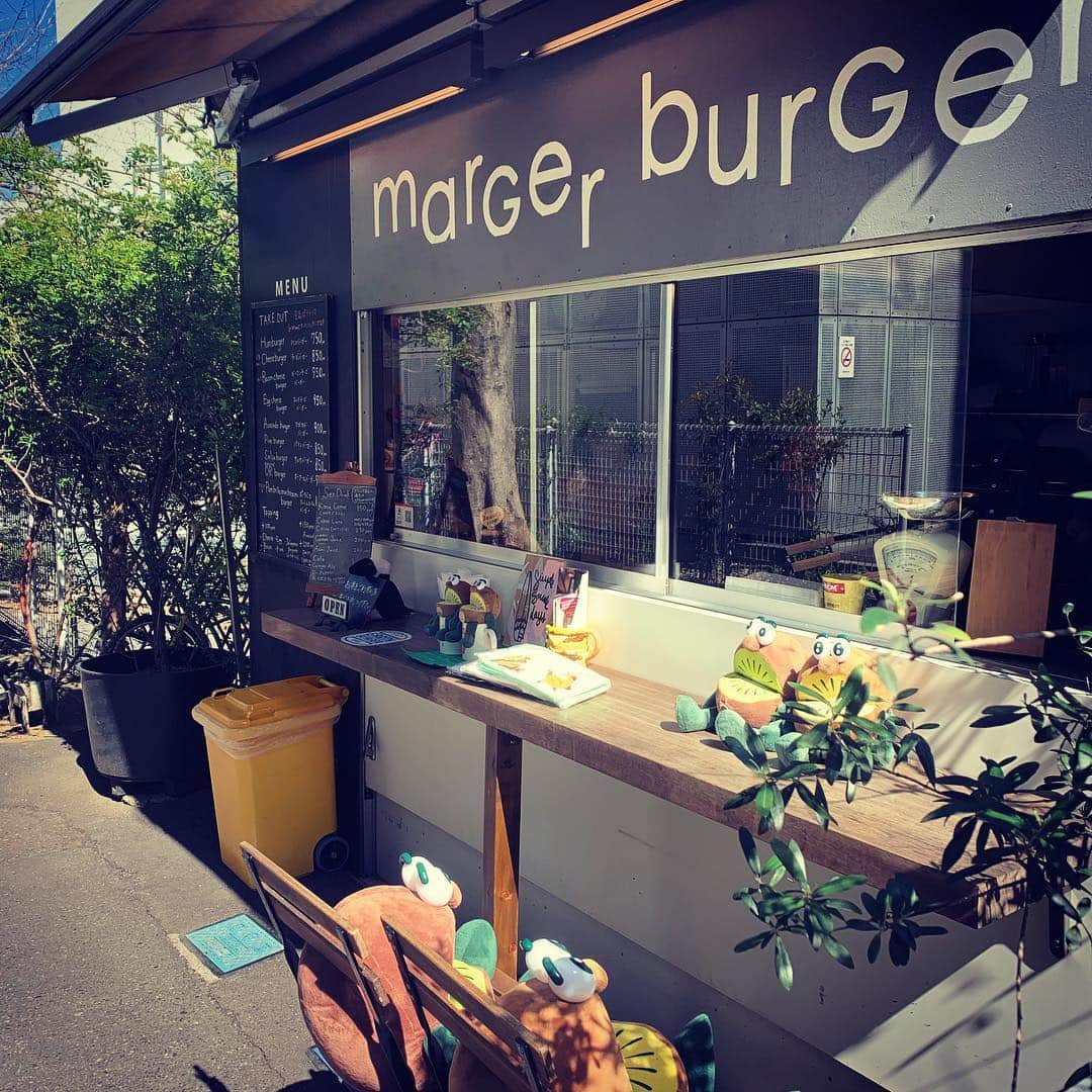 川嵜美佳のインスタグラム：「Today’s #lunch ♪ #margerburger !!! #yummy #burger #cheese #avocado #tokyo #japan」