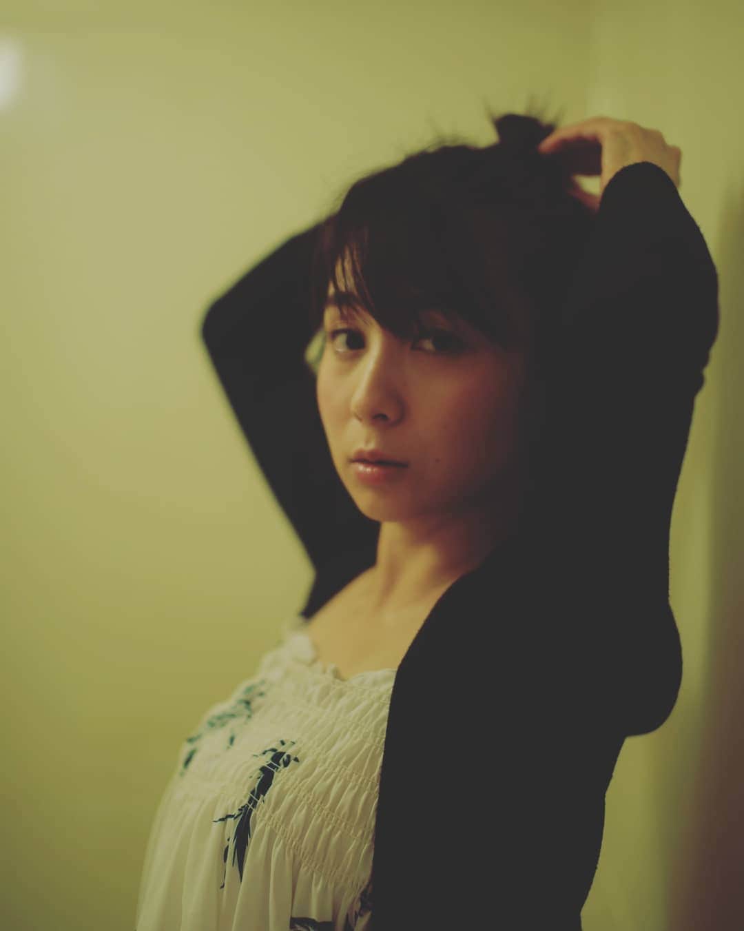 柚月美穂さんのインスタグラム写真 - (柚月美穂Instagram)「皆さん😊改めまして . 沢山ﾒｯｾｰｼﾞありがとうございました🗨️ . . ３４歳になりました🌸 . . 一つ一つのお言葉をみて 日本語って本当に美しいな〜と思いました🌱 . . . なんだか 今までで一番あっという間に誕生日迎えた感で…早いっ🏃笑 . 両親に感謝でいっぱい* 年々その偉大さに気付かされます。 . 相も変わらずお仕事は 出来る範囲で出来る所まで ﾃｸﾃｸと参りますので見守ってくださいまし🚶 . . よし。また一年 目標に向かって進んでいきますよ~🌱 🌷沢山のありがとう🌷 . #📷 #Canon #5d #housestudio」4月4日 15時05分 - mihoyuzuki