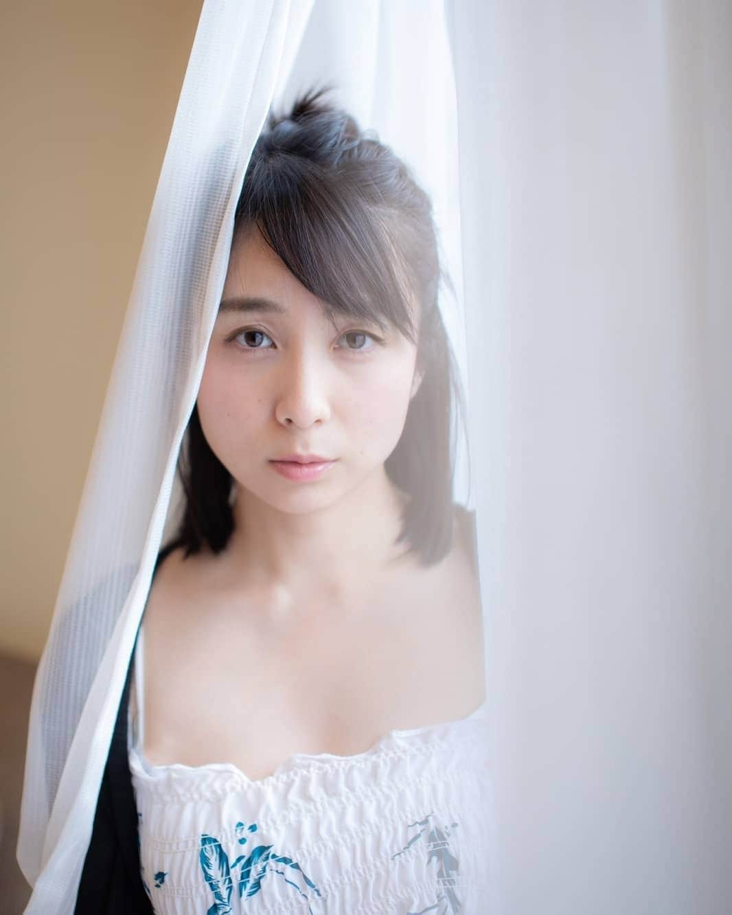 柚月美穂さんのインスタグラム写真 - (柚月美穂Instagram)「皆さん😊改めまして . 沢山ﾒｯｾｰｼﾞありがとうございました🗨️ . . ３４歳になりました🌸 . . 一つ一つのお言葉をみて 日本語って本当に美しいな〜と思いました🌱 . . . なんだか 今までで一番あっという間に誕生日迎えた感で…早いっ🏃笑 . 両親に感謝でいっぱい* 年々その偉大さに気付かされます。 . 相も変わらずお仕事は 出来る範囲で出来る所まで ﾃｸﾃｸと参りますので見守ってくださいまし🚶 . . よし。また一年 目標に向かって進んでいきますよ~🌱 🌷沢山のありがとう🌷 . #📷 #Canon #5d #housestudio」4月4日 15時05分 - mihoyuzuki