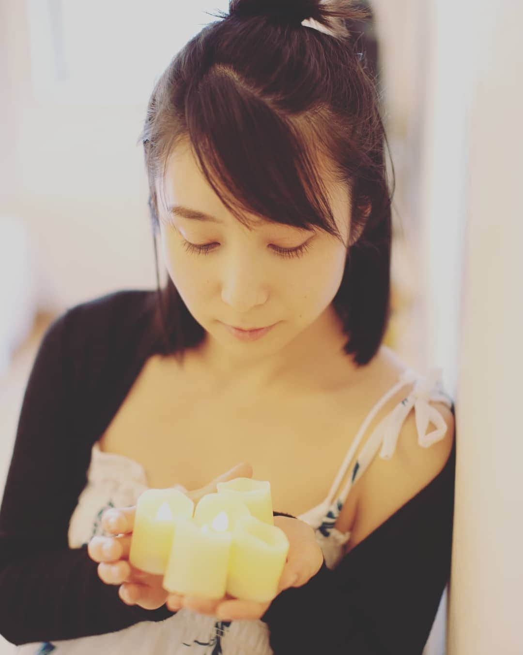 柚月美穂さんのインスタグラム写真 - (柚月美穂Instagram)「皆さん😊改めまして . 沢山ﾒｯｾｰｼﾞありがとうございました🗨️ . . ３４歳になりました🌸 . . 一つ一つのお言葉をみて 日本語って本当に美しいな〜と思いました🌱 . . . なんだか 今までで一番あっという間に誕生日迎えた感で…早いっ🏃笑 . 両親に感謝でいっぱい* 年々その偉大さに気付かされます。 . 相も変わらずお仕事は 出来る範囲で出来る所まで ﾃｸﾃｸと参りますので見守ってくださいまし🚶 . . よし。また一年 目標に向かって進んでいきますよ~🌱 🌷沢山のありがとう🌷 . #📷 #Canon #5d #housestudio」4月4日 15時05分 - mihoyuzuki