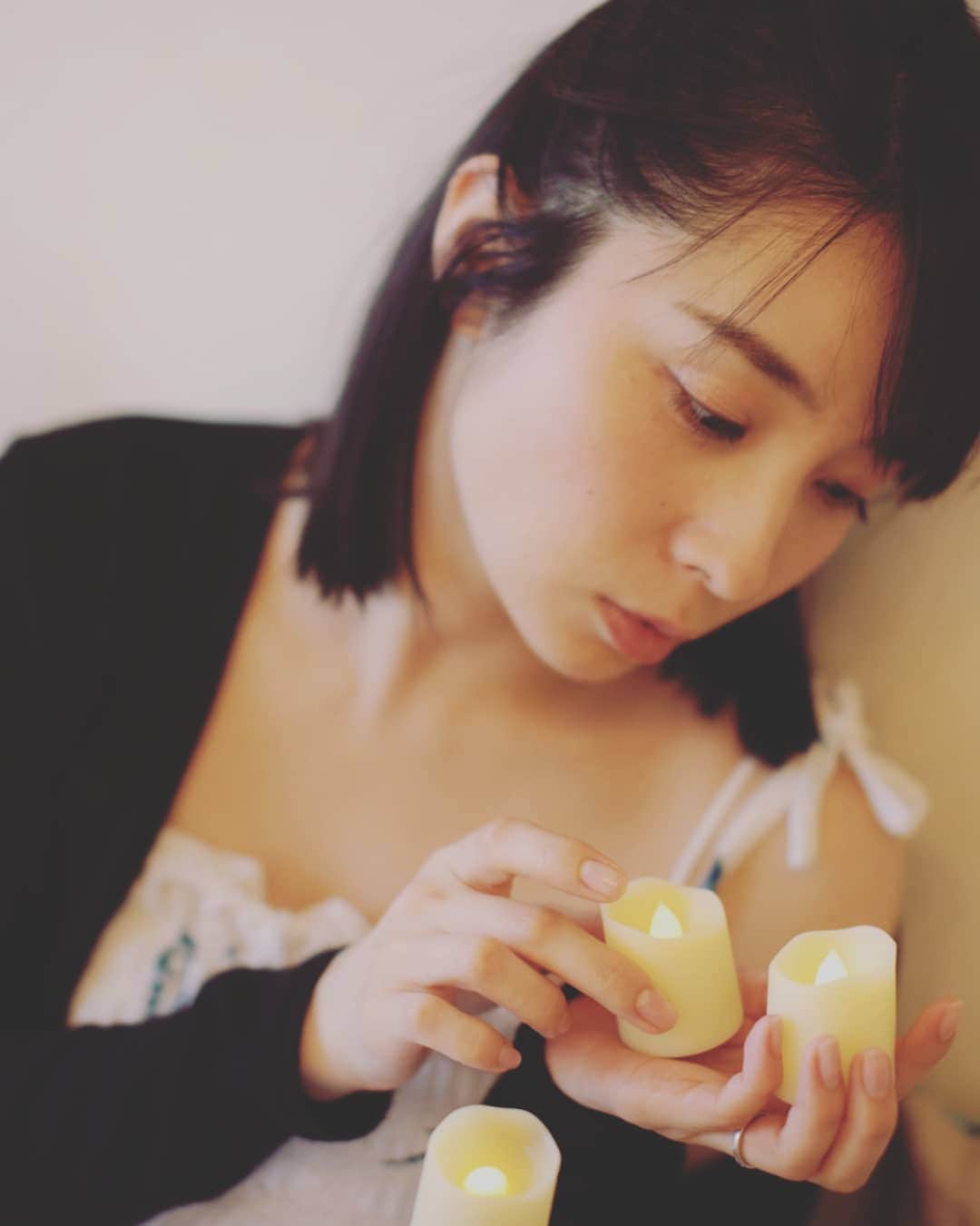 柚月美穂さんのインスタグラム写真 - (柚月美穂Instagram)「皆さん😊改めまして . 沢山ﾒｯｾｰｼﾞありがとうございました🗨️ . . ３４歳になりました🌸 . . 一つ一つのお言葉をみて 日本語って本当に美しいな〜と思いました🌱 . . . なんだか 今までで一番あっという間に誕生日迎えた感で…早いっ🏃笑 . 両親に感謝でいっぱい* 年々その偉大さに気付かされます。 . 相も変わらずお仕事は 出来る範囲で出来る所まで ﾃｸﾃｸと参りますので見守ってくださいまし🚶 . . よし。また一年 目標に向かって進んでいきますよ~🌱 🌷沢山のありがとう🌷 . #📷 #Canon #5d #housestudio」4月4日 15時05分 - mihoyuzuki