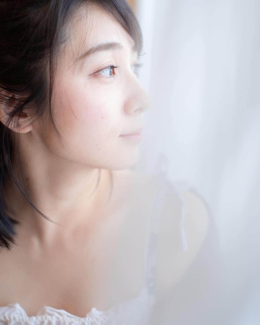 柚月美穂のインスタグラム：「皆さん😊改めまして . 沢山ﾒｯｾｰｼﾞありがとうございました🗨️ . . ３４歳になりました🌸 . . 一つ一つのお言葉をみて 日本語って本当に美しいな〜と思いました🌱 . . . なんだか 今までで一番あっという間に誕生日迎えた感で…早いっ🏃笑 . 両親に感謝でいっぱい* 年々その偉大さに気付かされます。 . 相も変わらずお仕事は 出来る範囲で出来る所まで ﾃｸﾃｸと参りますので見守ってくださいまし🚶 . . よし。また一年 目標に向かって進んでいきますよ~🌱 🌷沢山のありがとう🌷 . #📷 #Canon #5d #housestudio」