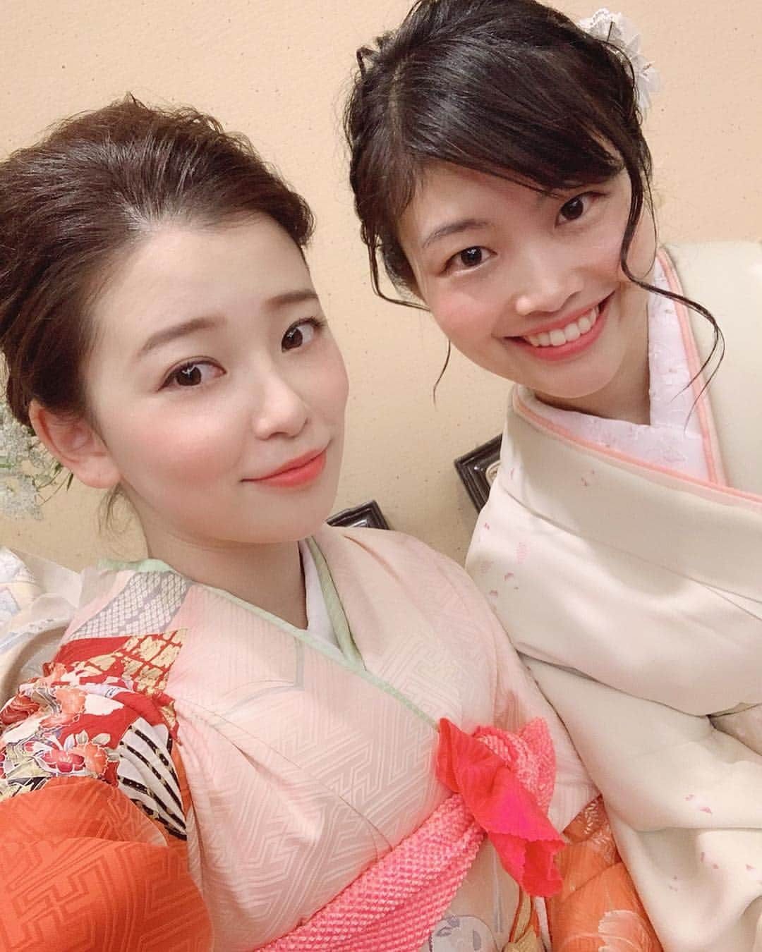 陽菜えみるさんのインスタグラム写真 - (陽菜えみるInstagram)「. 成人式に着て以来の おばあちゃんが買ってくれた オレンジのこの振袖🌸👘🎍✨✨ . 大切な友達の神前式ということで 何年ぶりかに袖を通す機会をもらって 大好きな和装 中でももういつ着れるかわからない 振袖を着ることが出来て 凄くテンションあがりました☺️‼️‼️ . 成人式に母姉妹が着て、 わたしが着て、従姉妹ちゃんが着て、 大活躍のこの振袖は古風だけど いまこの時代に着ても可愛くて🥰😍 歩いてると知らないおば様方からも 声をかけられて褒められて やっぱりおばあちゃんは お洒落でセンスがいいなぁと❤️❤️ 今度また着たんだよって 写真をみせに行かないと📸 じゅんも一緒にお着物着てくれて 写真撮れて嬉しかった😆😘 . 普段会えない友達とも結婚式が 同窓会のようになって会えたり 縁があってふと 街中で会える子もいたり そんなに会う機会がなくても この前に戻れるって 同級生ってやっぱりいいな♬ また集まれますよーに❤️❤️ . . #結婚式 #結婚式お呼ばれ #結婚式コーデ #結婚式ヘアアレンジ #神前式 #神前式挙式 #おめでとう #結婚 #おめでとうございます #白無垢 #お着物 #ドレス #和装 #和服 #和装ヘア #振袖 #振袖ヘア #高校 #部活 #仲間 #同級生 #幸せ #幸せのおすそ分け #バレー部 #バレー部女子 #ばれぶす #仲良し #青春 #最高 #最高の仲間」4月4日 15時08分 - emiru_haruna