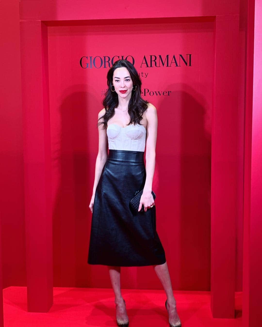 エミ・レナータさんのインスタグラム写真 - (エミ・レナータInstagram)「昨日、GIORGIO ARMANI のビューティパーティへ行って来ました。 新しいパワーファブリックコンパクト をカスタマイズしてくれって、かっこいいです❤️🌹 •  #ArmaniBeauty #TakeThePower #PowerFabric」4月4日 15時09分 - emi_renata