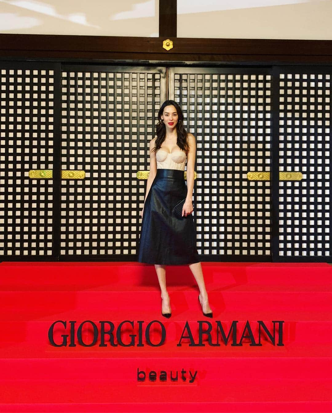 エミ・レナータさんのインスタグラム写真 - (エミ・レナータInstagram)「昨日、GIORGIO ARMANI のビューティパーティへ行って来ました。 新しいパワーファブリックコンパクト をカスタマイズしてくれって、かっこいいです❤️🌹 •  #ArmaniBeauty #TakeThePower #PowerFabric」4月4日 15時09分 - emi_renata