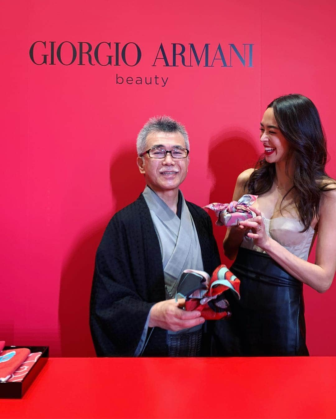 エミ・レナータさんのインスタグラム写真 - (エミ・レナータInstagram)「昨日、GIORGIO ARMANI のビューティパーティへ行って来ました。 新しいパワーファブリックコンパクト をカスタマイズしてくれって、かっこいいです❤️🌹 •  #ArmaniBeauty #TakeThePower #PowerFabric」4月4日 15時09分 - emi_renata