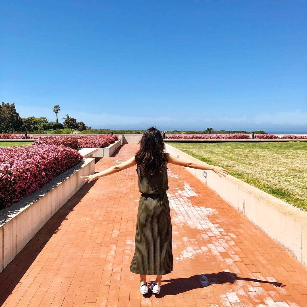 花岡維生さんのインスタグラム写真 - (花岡維生Instagram)「Take off🛫 絶景を見るとやりたくなるポーズ😂w 今年は珍しく雨が多かった影響もあり、至るところにお花が咲いています✨ 雨ばかりで嫌だと思った時もあったけど、こうして青い空と青い海とお花で視界がとってもキレイだととっても心が癒されます☺️🌸🍃 #takeoff #icanfly  #🛫 #✈️ #sandiego #サンディエゴ #salkinstitute  #ソーク研究所」4月4日 15時09分 - yuin.a