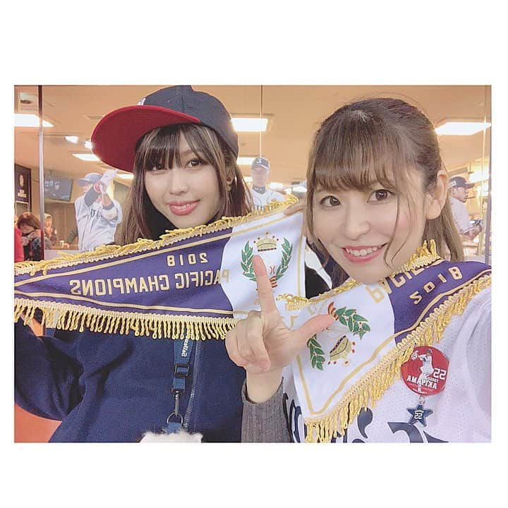 上村彩子さんのインスタグラム写真 - (上村彩子Instagram)「大好きなメットライフドームへ！ 大好きな結城アイラちゃんと💓 . めっっちゃ寒かったぁぁあ！！！ カナダグース着てる人とかいたけど、大正解です。バリ寒かったです☃️ 温かい飲み物飲んでも身体が勝手に震え出します笑 . でもそんな中、勝つことができて！心の中はホットホット☀️ メラド大好き山川選手からはホームランが出るし、ホームの強みを実感しました✨ . 楽に1勝なんて出来ないし、がむしゃらに勝利を掴みに行くしかない！ 自分に何が出来るか…これをやってみよう、あれをやってみようと挑戦し続ける選手の姿に勇気と元気をもらえる😊 辻さんのコメントだーいすきっ子⸜(* ॑꒳ ॑* )⸝ #seibulions #埼玉西武ライオンズ #れおほー #開幕 #ありがとう #極寒 #寒くてペナント首に巻いたよね #油まぜそば #食べたよ #結城アイラ #一緒に観れた #happy」4月4日 15時10分 - ayako_uem