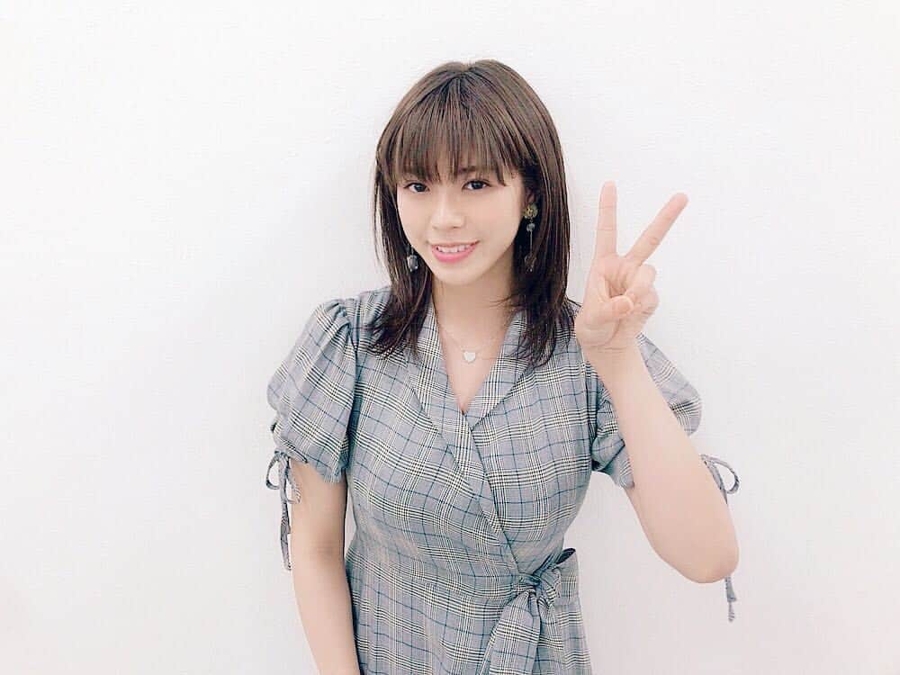 わちみなみのインスタグラム：「先日の特番での衣装。﻿ ﻿ 久しぶりのスタイリストさんに﻿ お会いできました☺︎✨﻿ ﻿ そして最近﻿ @garicia2 でキャビテーション﻿ 当ててもらいました！﻿ 座ってばっかりだったので﻿ 少なくとも身体を戻すのにも時間がかかる！﻿ 頑張ろう😂﻿ ﻿ しおりさんの健康への意識が高すぎて﻿ 気が引き締まります⭕️﻿ 信頼しているサロンです✨﻿ ﻿ #わちみなみ」