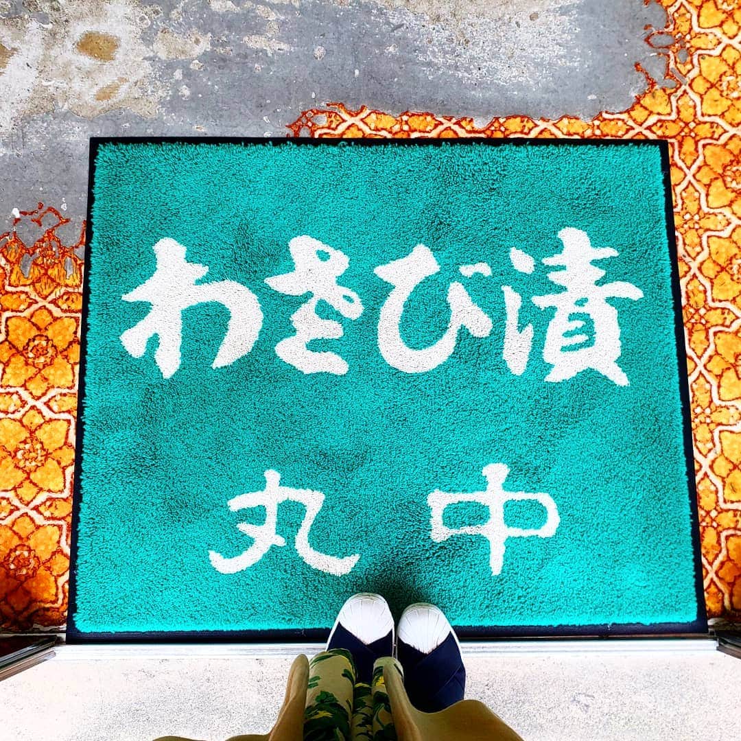 Hiromi Tomiiさんのインスタグラム写真 - (Hiromi TomiiInstagram)「4月1、2で#静岡県#小山町　へ . . #富士山頂と金太郎のまち . . . . 富士スピードウェイがあったり、金太郎の生誕の地だったり富士山頂がある町(^-^) . . 今回は車で来ました！ 東京駅からナビで1時間20分(^-^) 今回はみさ子と◎ . 富士霊園 →手作りハム のお店ando →飴屋→#きくや→お写真は#わさび漬丸中　さん . . レトロなお店が多いのも小山町の魅力❗ 様々な撮影現場にもなっているんだよー(^-^) . . こちらのお店、 #わさび漬　や、#わさびそだち が有名！　わさびのおかしがたくさん🌸 外観も店内もわさび色でかわいい～ーー！ . .  小山町の宏美の投稿は　→#宏美in小山町　で、 過去の投稿も見れます＼(^-^)／是非参考に💕 . . #小山に行きたい#小山町旅行#MtFuji#fujiyama#oyama#oyamajapan#shizuoka#trip#oyamatrip #女子旅#ootd#fashion#コーデ#きょコ #fashion #fashiongram  #currentlywearing #outfitpost #fashionpost#旅行コーデ#旅行好きな人と繋がりたい #写真好きな人と繋がりたい  #pr」4月4日 15時27分 - hiromi.tomii