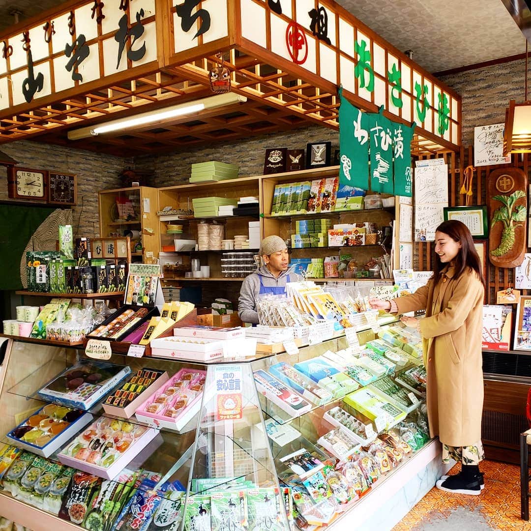 Hiromi Tomiiさんのインスタグラム写真 - (Hiromi TomiiInstagram)「4月1、2で#静岡県#小山町　へ . . #富士山頂と金太郎のまち . . . . 富士スピードウェイがあったり、金太郎の生誕の地だったり富士山頂がある町(^-^) . . 今回は車で来ました！ 東京駅からナビで1時間20分(^-^) 今回はみさ子と◎ . 富士霊園 →手作りハム のお店ando →飴屋→#きくや→お写真は#わさび漬丸中　さん . . レトロなお店が多いのも小山町の魅力❗ 様々な撮影現場にもなっているんだよー(^-^) . . こちらのお店、 #わさび漬　や、#わさびそだち が有名！　わさびのおかしがたくさん🌸 外観も店内もわさび色でかわいい～ーー！ . .  小山町の宏美の投稿は　→#宏美in小山町　で、 過去の投稿も見れます＼(^-^)／是非参考に💕 . . #小山に行きたい#小山町旅行#MtFuji#fujiyama#oyama#oyamajapan#shizuoka#trip#oyamatrip #女子旅#ootd#fashion#コーデ#きょコ #fashion #fashiongram  #currentlywearing #outfitpost #fashionpost#旅行コーデ#旅行好きな人と繋がりたい #写真好きな人と繋がりたい  #pr」4月4日 15時27分 - hiromi.tomii