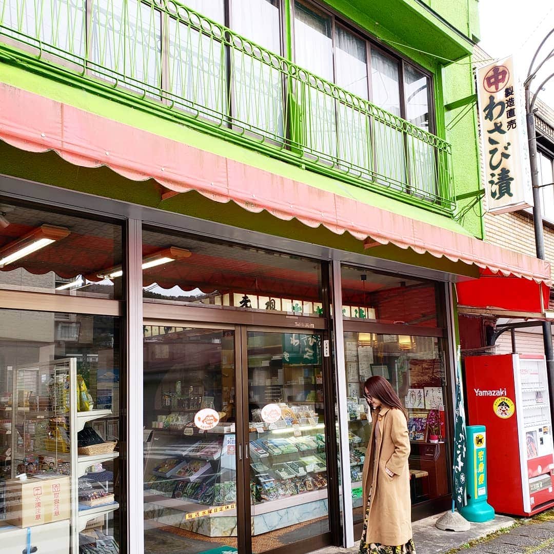Hiromi Tomiiさんのインスタグラム写真 - (Hiromi TomiiInstagram)「4月1、2で#静岡県#小山町　へ . . #富士山頂と金太郎のまち . . . . 富士スピードウェイがあったり、金太郎の生誕の地だったり富士山頂がある町(^-^) . . 今回は車で来ました！ 東京駅からナビで1時間20分(^-^) 今回はみさ子と◎ . 富士霊園 →手作りハム のお店ando →飴屋→#きくや→お写真は#わさび漬丸中　さん . . レトロなお店が多いのも小山町の魅力❗ 様々な撮影現場にもなっているんだよー(^-^) . . こちらのお店、 #わさび漬　や、#わさびそだち が有名！　わさびのおかしがたくさん🌸 外観も店内もわさび色でかわいい～ーー！ . .  小山町の宏美の投稿は　→#宏美in小山町　で、 過去の投稿も見れます＼(^-^)／是非参考に💕 . . #小山に行きたい#小山町旅行#MtFuji#fujiyama#oyama#oyamajapan#shizuoka#trip#oyamatrip #女子旅#ootd#fashion#コーデ#きょコ #fashion #fashiongram  #currentlywearing #outfitpost #fashionpost#旅行コーデ#旅行好きな人と繋がりたい #写真好きな人と繋がりたい  #pr」4月4日 15時27分 - hiromi.tomii