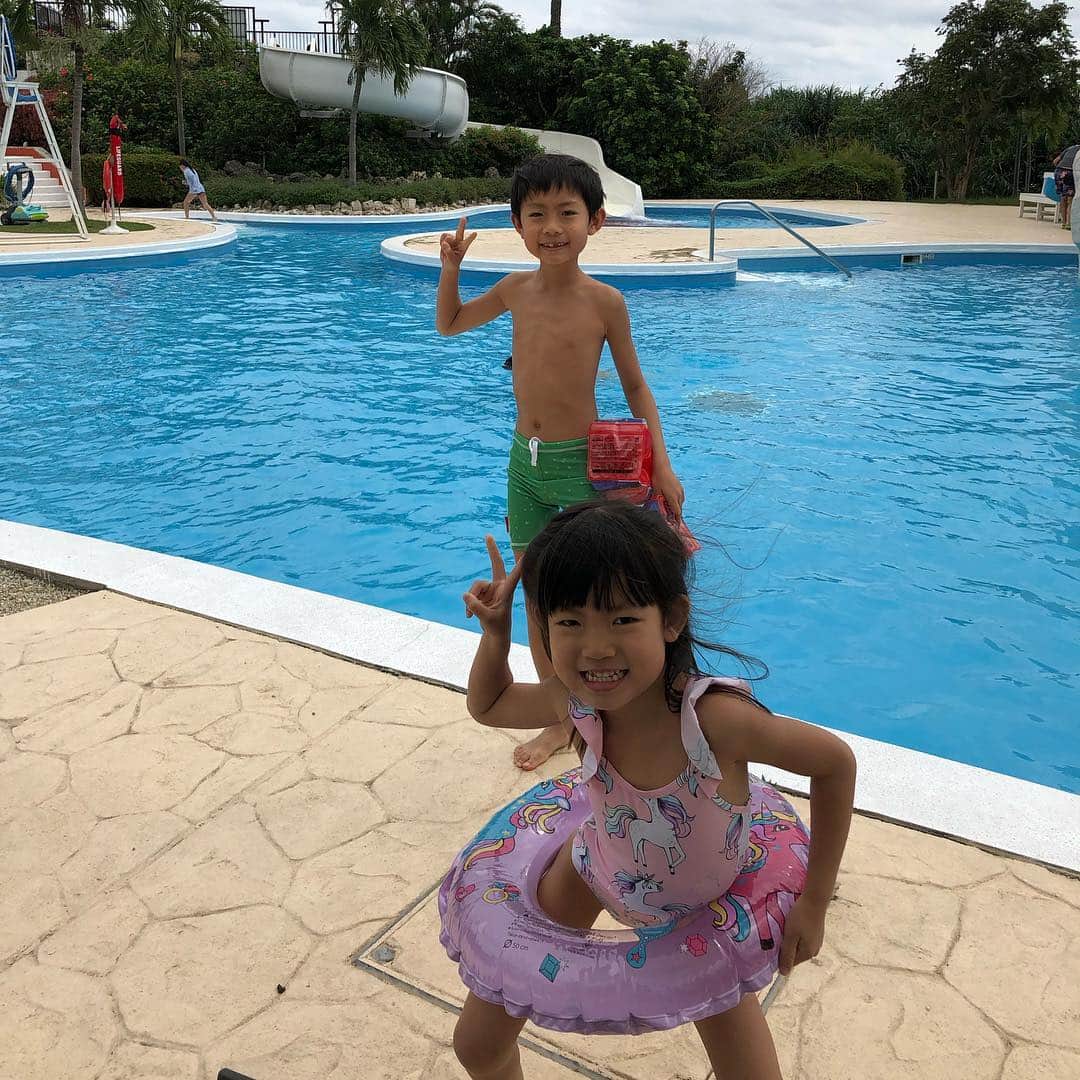 のインスタグラム：「石垣島4日目の午後。 市場で買い物して戻り、3時くらいからプールへ！ 唯一晴れてたので外のプールにトライしたけど、ちょうど雲もかかってしまい、水温も低く2回ほどスライダーすべって室内プールへ！(๑˃̵ᴗ˂̵) 室内プール、水温が高めで大人の心臓にも優しい（笑）  なのでゆっくり遊べたよ( ^ω^ )  着替えた後は最終日の焼肉へ！  しめは、焼肉マル！！ 結果的に言うと、4日間焼肉行ってココが一番美味しかった！！ 3枚目の赤身の炙りポン酢とかめっちゃ好き！ さっと炙ったお肉にネギ巻いて、特製のタレにつけます。 あとは、韓国海苔サラダも美味しかったし、息子殿はスダチ飯にハマってた！ 鰹節とミョウガと海苔ののったご飯にスダチをかけて食べるの！！ サッパリしててめっちゃ美味しい！！ 最初みんなで分けて食べようとしたら、1人で一杯食べたいと言うので追加しました（笑）  7枚目の写真は石垣牛の普通のカルビなんだけど、お肉もすごく美味しかったし1200円でこのボリュームならいいですよね( ^ω^ )  あと冷麺も美味しかったし、デザートのモナカ餅アイスも美味しかったし、とにかく全部美味しかった！！ タレが塩物にはシークァーサー使ったものが出てきたり、サッパリと飽きずに色んな種類を楽しめました( ^ω^ )  今回4日間焼肉行って思ったんだけど、焼肉屋さんて意外と沖縄っぽい料理置いてるとこ無くて、そういう意味ではたけさん亭は海ぶどうとか島らっきょとか沖縄のものも味わえてお肉も美味しくリピートしたいお店！ そしてマルは純粋にお肉の食べ方とかタレとか焼肉屋としてまた絶対お店だと思いました( ^ω^ ) あれで炭火だともっと美味しいのかもしれないけど、まあそれもそんなに気にならないくらい美味しかったです！  以上石垣島焼肉レポートも修理！  また次回行くときも毎日焼肉屋巡りしたいな〜（笑）  #石垣島#焼肉#家族旅行#春休み#沖縄#焼肉マル#石垣島マル#石垣島焼肉マル#焼肉巡り#息子殿姫#息子殿#姫#赤身の炙りポン酢#スダチ飯」
