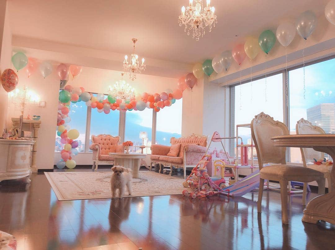 寿リリカさんのインスタグラム写真 - (寿リリカInstagram)「♡ Easter party room 🐰🥚 💓🎈💓🎈💓🎈💓🎈💓 ♡ @aniplaballoon さんにバルーン装飾🎈してもらいました💕💕 ♡ 可愛くしてもらえてHappy Easter🍀✨ ♡ 今日は娘となかよしのinternational school teamとイースターパーティーしたよ🎉💕💕 ♡ #イースター #イースター飾り #イースターバルーン #バルーンアート #バルーン装飾 #バルーン #easter #balloon #easterparty #balloonart」4月4日 15時41分 - ririkakotobuki