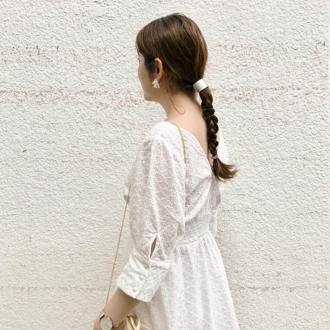 mina hinokuchiのインスタグラム：「. お店で1番人気なコットンのエンパイアワンピース👗 後ろもVで開いてるのがまた可愛い♡ だいぶ髪が伸びて来たので、最近はアレンジすることも🌿 ゆるくアレンジするのも可愛いけど、 最近きゅっとまとめるアレンジが気分☀︎ . 今日お店は新作大量入荷してます♡ 私はたった今、新卒研修で大阪に！ 今年のチコ新卒メンバーが可愛い子が勢ぞろい🌸 また後でストーリーでご紹介します〜♡ .  #whoswhochico #salonbychico #フーズフーチコ #salonbychico_yokohama #mina_chicode #mery #rili_tokyo #sucle #isutapic #patra #petrel_jp #velle_jp #横浜 #横浜ルミネ」