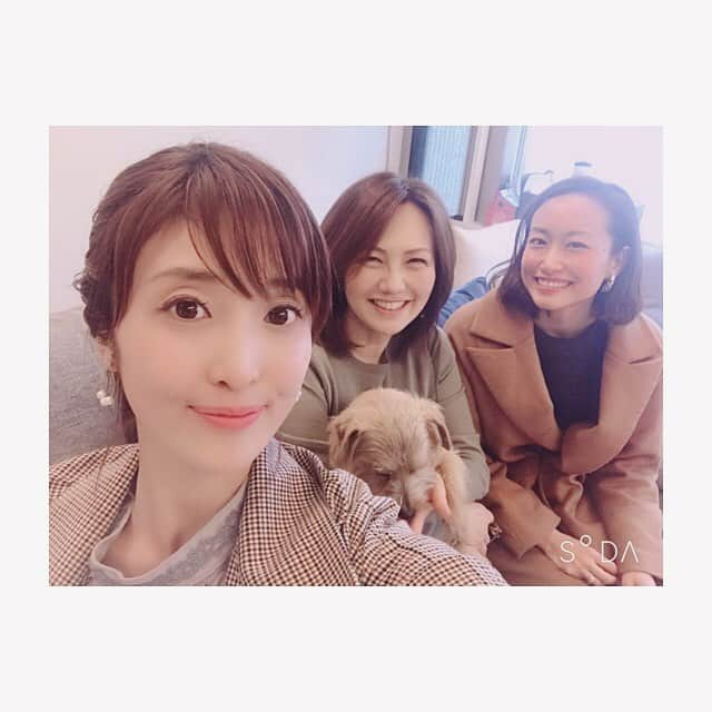 川口智美さんのインスタグラム写真 - (川口智美Instagram)「事務所と大学の先輩であり 番組でも共演させて頂いている 岩瀬さんのご自宅に 愛さんとお邪魔しました🏡  岩瀬さんの #愛犬 ボギーくんが 可愛すぎて癒されたなぁ🐶💕 私も将来は、岩瀬さん みたいな素敵な女性になって  素敵な家に、旦那さんと 可愛い愛犬と、子供3人と住むんだ✨ と、意気込んでみたものの  全く予定がない故 いつになる事やら..😱笑  とにかく素敵なご自宅でした！ またお邪魔します🎵笑  #ホリプロ #岩瀬惠子 さん #青柳愛 さん #フジテレビ #静岡第一テレビ #ラジオ日本 #岩瀬惠子のスマートNEWS #スマートニュース #ラジオ #ラジコ #radiko」4月4日 15時36分 - horipro_satomikawaguchi