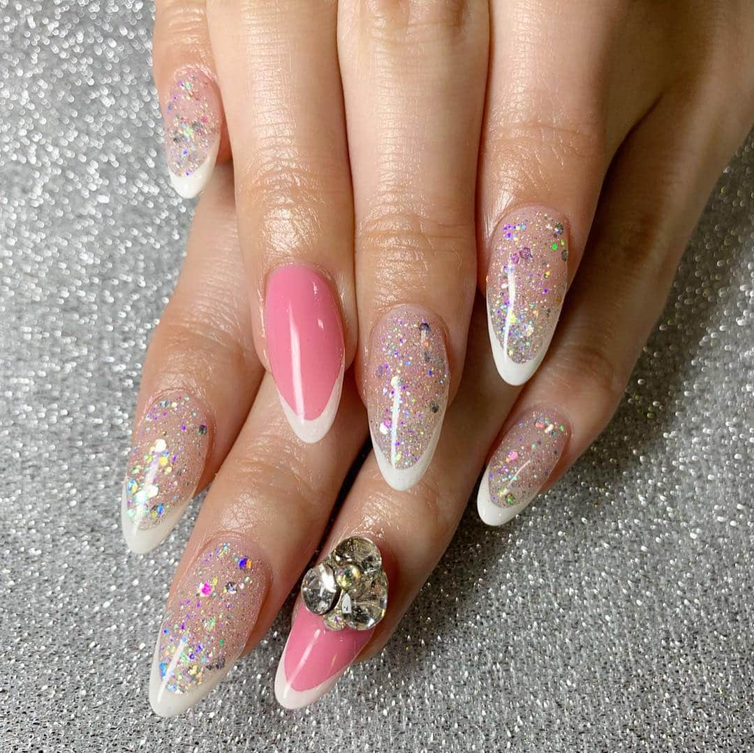 ほずにゃむさんのインスタグラム写真 - (ほずにゃむInstagram)「Newnail💅💗 キラキラフレンチ🌟 今回もきゃわたん(*´ `)♡ . ネイル人一倍こだわるの‪♡ 真似してくれる子が多くて うれぴ～😍💓 . @ankhnail_suno8  ありがとうございました🙈💞 . #newnail #nail #春ネイル  #春色 #フレンチネイル #キラキラ #キラキラネイル」4月4日 15時39分 - hozunyam0818