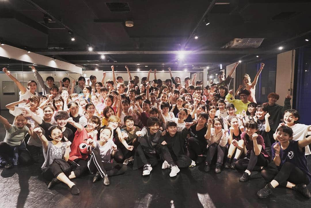 SHOJINさんのインスタグラム写真 - (SHOJINInstagram)「自身初プロデュースとなりました EN DANCE CAMP新プロジェクト ドリームキャッチャー終了しました！！ . ふー抜け殻状態。 . ダンサーしててこんなに濃くてアツくて心が震えた3日間が果たしてあっただろうか。 . 普段通っているスタジオとか地域とか年齢とか実力とか、そんな垣根を全て越えて、将来同じ憧れの場所を目指す人たちが一同に集まって、お互い刺激しあったり、夢のために少しでも何か掴んでもらえるような環境を作りたい。 . ただそれだけの思いで半年前から突っ走って来ました。 . 最初は「ストリートのENでそんなの成功するわけ。」なんて意見ももちろんありましたが、 蓋を開けてみたらキッズから現役まで日本全国から120名のダンサーが集結。しかも申し込み開始からたった3日で定員〆切。僕の思いが全国のみんなに届いてる、それがまずは素直に嬉しかったです。 . そして大成功、いやそれ以上の結果で終幕しました。 . この思いに賛同し力を貸してくれた最強で最高の先生方、3日間合宿して2万円代という脅威の価格設定を実現してくださり、たった2人で3日間120名の生徒たちをサポートしてくれたENのスタッフ、そして最後までついて来てくれた生徒たちには本当に感謝しかないです。 昨日のインスタライブでいろいろ語ったので消えちゃう前に覗いてみてね😊 . あれだけ厳しい環境だったのにも関わらず、終わった後全員があれだけ清々しい表情をしていたのはきっと、 講師、スタッフ、生徒、全員が心から“本気”だった。 ただそれだけだと思うんです。 . 僕はオーディションのためだけに作られたような上辺だけのテーマパークダンサーには絶対に絶対になって欲しくなかったので、現役で活躍しているダンサーや振付師とも相談し、たくさん考えてあのプログラムを組みました。 . テーマパーク（パレード形式からステージショー形式、ユニバ形式、キャラ対策など）はもちろん、バレエ、シアター、タップ、ストリート、更にはコーラスライン、MC、アクティングetc。 中には受けるまで「コレ必要？」って思うものもあったと思いますが、その必要性が心からわかってくれたと思います。 . この3日間で少しでも何か感じたり、自分が頑張るきっかけになってくれていたら幸いです。 もう書いてたら本出来るんじゃないかってくらい一生書けちゃうのでこの辺で。 動画は著作権NGで載せられないものも多いですが、僕以外の講師含めダイジェスト映像をたくさん載せたので全部見てね！！ . このプロジェクトに関わってくれた全ての皆様に感謝を。 本当にありがとうございました。 . ボコスコにしてメンタル超絶ブレイクしたと思うけど、今週だけは3日間やりきった自分にしっかり拍手してあげてね。 絶対絶対自信持って良いから。 僕もたまには自分のことを褒めてあげよーかなと思います☺️ みんなのこと本当に大好きだから、頑張ってね！！！！ . . 最終日ラストの模擬オーディションだけは一際思いが強すぎるので別でまたポストします。笑 #shojin #テーマパークダンス #テーマパンクダンサー #ジャズダンス #テーマパークレッスン #テーマパークジャズ #ジャズレッスン #ダンスレッスン #themepark  #themeparkdance #ディズニー #BrandNewDay #ディズニー #ディズニーダンサー #en #endancestudio #ディズニー #ミュージカル #ゆりのとオレの熟年夫婦感がすごい笑」4月4日 15時39分 - shojin_official