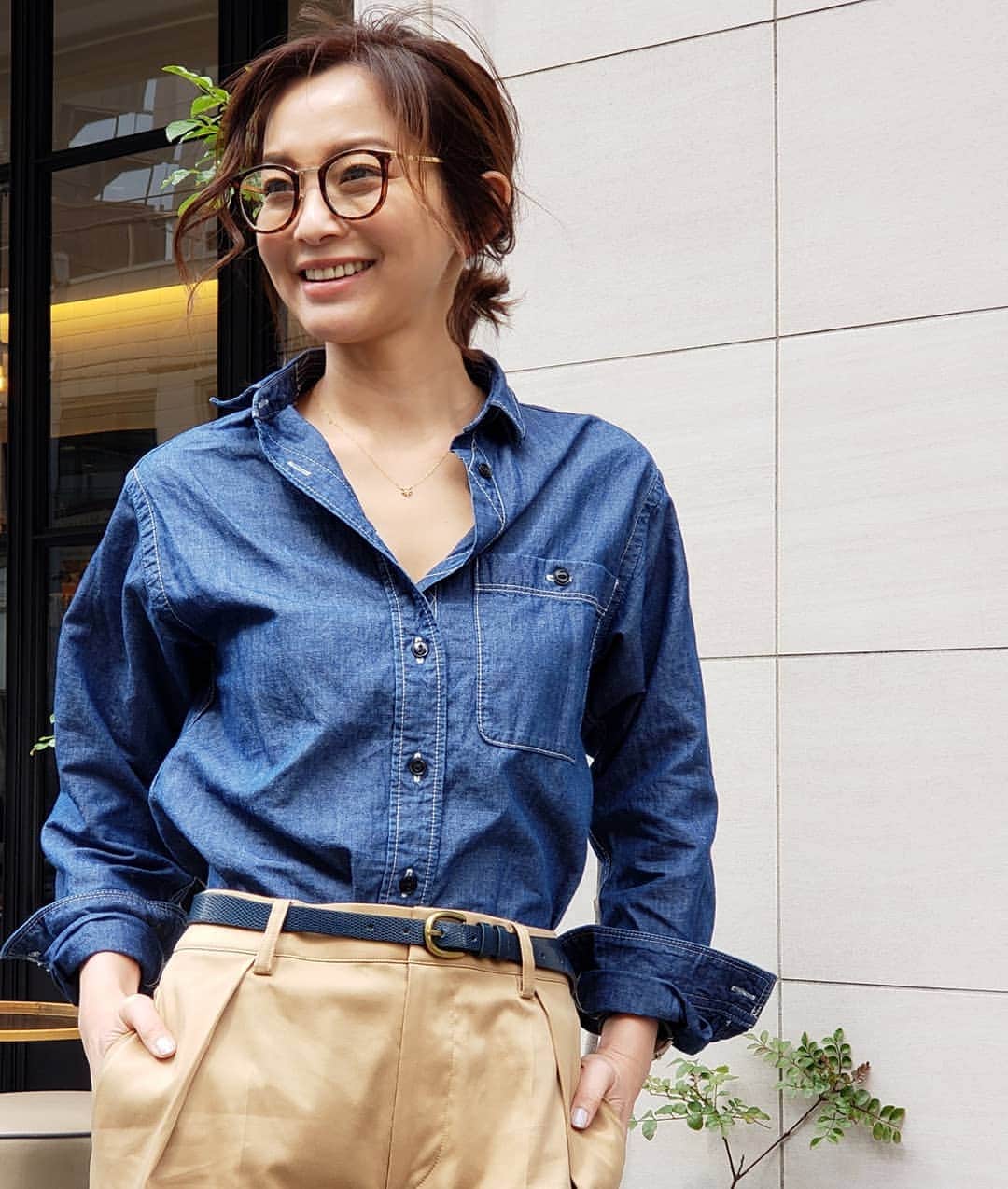 佐藤純さんのインスタグラム写真 - (佐藤純Instagram)「日差しは暖かいけど…☀️ 意外と寒い💦  天気予報、確認しないとダメね！  私服😊  ダンガリーシャツは、ニューブランドの ｢SAiAN｣  デニム好きの大人に愛される本格デニムを作りたい！その思いから作られた新ブランド。  シルエットもきれいで、動きやすさも考えられている大人カッコいいシャツ。  胸元が開きすぎないよう内側ボタンがついているのもいい。  ダンガリーシャツ→ #SAiAN パンツ→数年前の #mackintoshphilosophy カーディガン→ #millaowen ウエストポーチ→ #BALR 腕時計→ #KLONABY  #サイアン #ダンガリーシャツ #デニムシャツ #denim #jeans #shirt #私服 #ファッション #fashion  #ootd  #outfit  #cordinate  #enchainement #アンシェヌマン #balancestyle  #バランススタイル #ボーラー #クロナビー #ミラオーウェン #ママ#ママモデル#モデル #mama #mamamodel #model」4月4日 15時40分 - junsatoidea