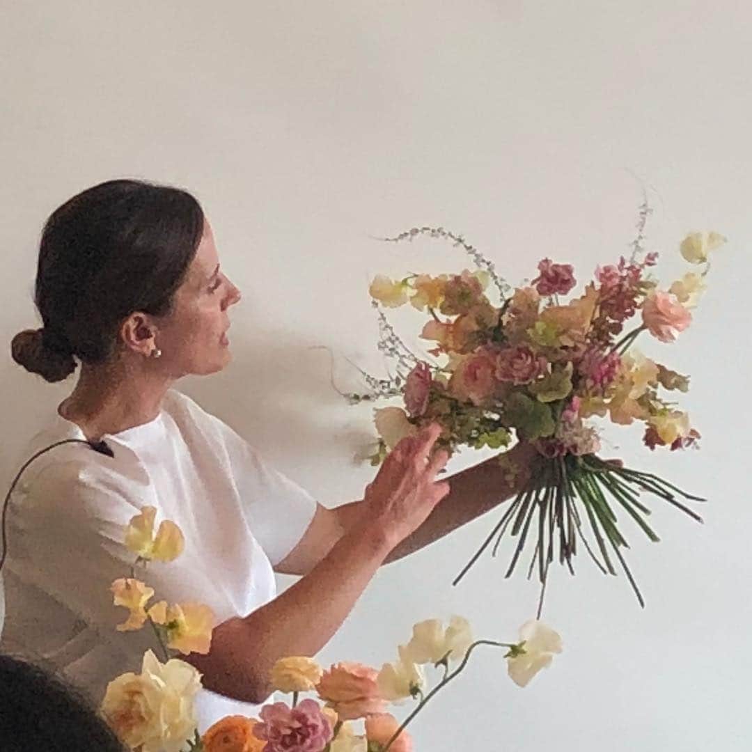 플로리스트 김애진(케이라플레르)さんのインスタグラム写真 - (플로리스트 김애진(케이라플레르)Instagram)「✔️한국에서 진행한 가브리엘라 선생님의 데몬을 보고 인사드리고 왔어요 ☺️ 저와는 또 다른 느낌의 작품들과 스킬들이 너무 좋았고 많이 배웠습니다. 6월 샌프란 워크샵이 더더욱 기대되는 날이었어요 💛💛 아직 신청 못하신 분들은 서둘러주세요 🤗 케이라와 샌프란 웨딩도 같이 하실 수 있어요! 웨딩은 웨딩반에 포함되어 있는 꽃그네, 아치, 버진로드, 웨딩센터피스, 부케 등이 포함됩니다 ! . 멋진 가브리엘라 선생님 @lamusadelasflores . . . . .  www.keira.kr  주문 및 수업문의 -카톡(riry20), 상단프로필 문자주세요 😊 수업중에는 전화통화가 어렵습니다 🌿  #케이라 #케이라플레르 #플로리스트학원 #화훼장식기능사 #플라워레슨 #플라워클래스 #꽃꽂이 #꽃집창업 #플로리스트 #花 #花商 #花农  #강남플로리스트학원 #keirafleur #flower #fleur #florist #koreanflorist」4月4日 15時50分 - keirafleur