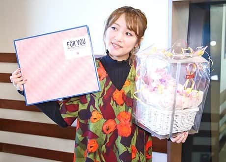 高橋みなみの「これから、何する？」さんのインスタグラム写真 - (高橋みなみの「これから、何する？」Instagram)「＼💖４周年突入！💖／ リスナーのみなさんから💐花束と寄せ書きが届きました！ 🎉ありがとうございます！ ✨4年目✨もよろしくお願いいたします！  #たかみな #高橋みなみ #これなに #tokyofm #radiko」4月4日 15時59分 - korenanitfm