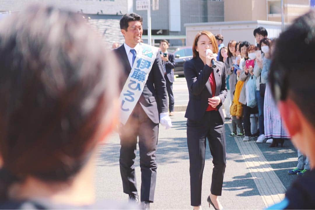 今井絵理子さんのインスタグラム写真 - (今井絵理子Instagram)「続いては、昨日甲子園で惜しくも準優勝となりましたが、"美爆音"の応援でも話題になった習志野高校のお膝元、習志野市へ⚾️ 「伊藤ひろし」千葉県議会議員候補の応援です。たくさんの方々が音楽の街"奏の杜"に集まっていただき本当にありがとうございます😊若いママたちも多くて嬉しかったです。音楽の街とはいえ歌えなかったけど（笑）。 伊藤さんは、特別支援教育の免許状保有率の向上を掲げられるなど、私の政策実現には欠かせない存在です！みなさん応援よろしくお願いします📣  #千葉県 #習志野市 #奏の杜 #県議会議員選挙 #伊藤ひろし #習志野高校 #準優勝おめでとう #美爆音  #4月7日投票日 #応援よろしくお願いします  #期日前投票 #今井絵理子 #活動 #応援」4月4日 15時59分 - erikoimai0922