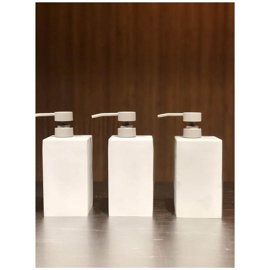 吉川まあこさんのインスタグラム写真 - (吉川まあこInstagram)「✴︎ 昨日とても興味深いヘアケア商品の新作発表会に行ってきました。 ・ スペシャリスト６人から産まれたシリーズ。 ・ 日本人の髪質や日本の風土を前提に考えられた潔いヘアケア【余】(yo) ・ デザイナーの長嶋りかこさんによって生まれたボトルがとてもシンプルで、そのシンプルさの中にあるこだわりがすごくステキでした。 ・ 無駄のない必要最低限の要素、そしてボトルを置く空間を整えるような佇まいです。 ・ ボトルの中のケースも一般的に使われるプラスチックではなく、哺乳瓶にも使われるトライタン素材というものを使用し、環境にも身体にも優しいというこだわり。 ・ ・ こだわりの凄さは中身もです。 ・ 防腐剤や保存料、抗菌剤。 水以外の抽出溶剤、シリコン系ポリマーなど、 さまざまな石油系成分は不使用です。 ・ 天然由来１００％ ・ 人工的に作り出す髪の美しさではなく髪の土壌である頭皮から着目し、じっくりゆっくり本来の髪の良さを引き出すシリーズです。 ・ ５月２５日より伊勢丹新宿店のビューティアポセカリーより先行発売されるそうです。 ・ 産後＆３０代に入って年々髪トラブルに悩み、肌の美容と同じぐらい大切に想うようになったヘアケア。 ・ ファッションもメイクも若いときとは違って引き算をするようになりヘルシーな美しさを目指しています。 ・ そんな気持ちに今回のプレゼンは心に響くものがあったので発売されたら是非見に行きたいと思っています♡ ・ ・ #maako_beauty  #余」4月4日 15時54分 - maako_hinahina