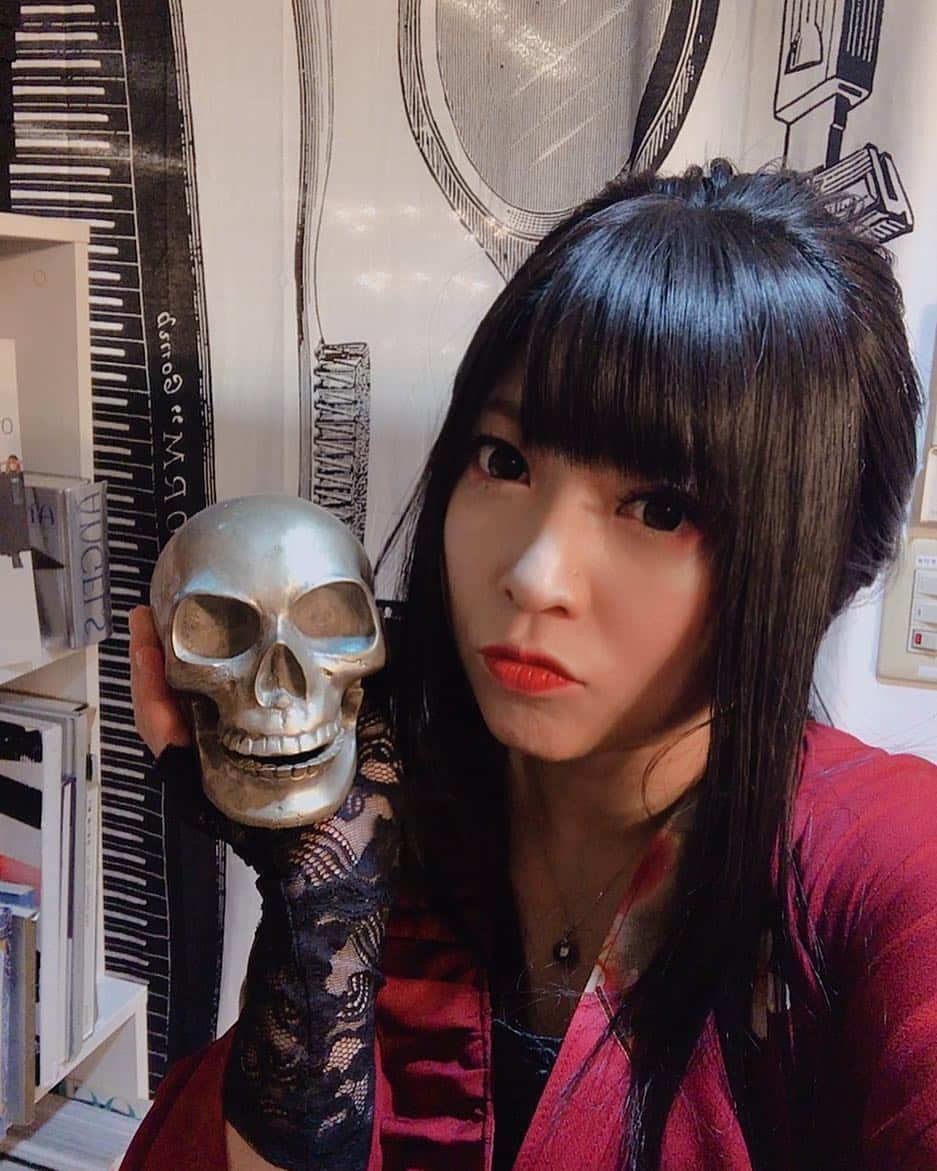 鈴華ゆう子のインスタグラム：「骸骨さん居た。 #yukosuzuhana」