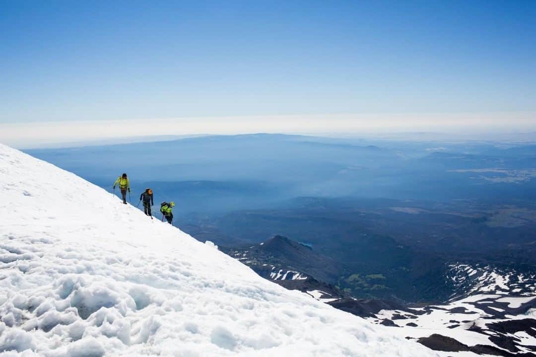 National Geographic Travelさんのインスタグラム写真 - (National Geographic TravelInstagram)「Photo by @sofia_jaramillo5 | Climbers descend the South Spur route on Mount Adams in Washington. With an elevation of 12, 276 feet, Mount Adams is one of the largest volcanoes in the Cascade Mountain Range. It is one of Washington's most iconic volcanoes and it attracts many visitors. In recent years, I've noticed more and more human waste being left behind. Remember to pack in everything you pack out when recreating outdoors. You may not think that leaving one thing behind can make a difference, but if thousands of people do it throughout the season, trash piles up. #LeaveNoTrace #mountaineering #climb」4月4日 15時56分 - natgeotravel