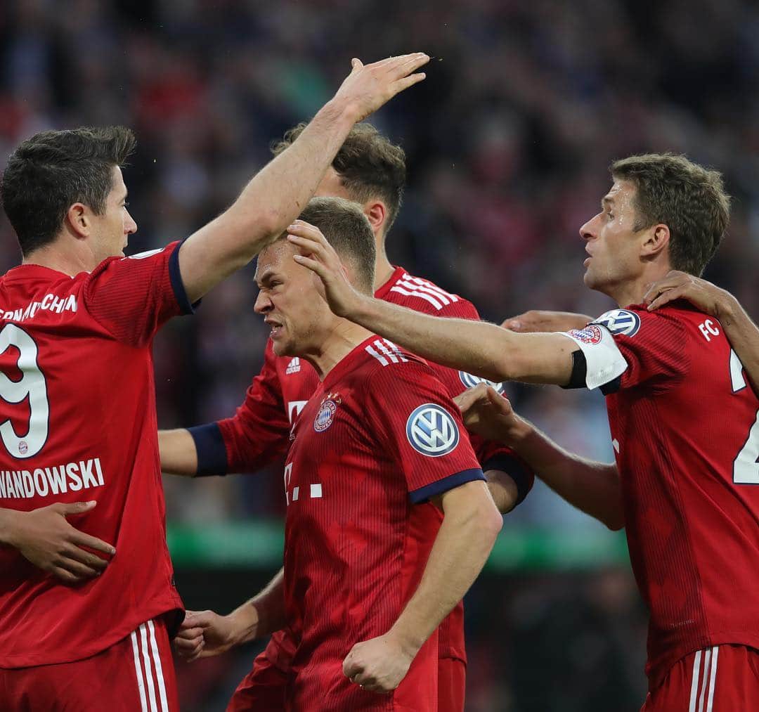 トーマス・ミュラーのインスタグラム：「Team 💪 #miasanmia #fcbayern #esmuellert #packmas #dfbpokal #thomasmüller 📷 @alexanderhassenstein」