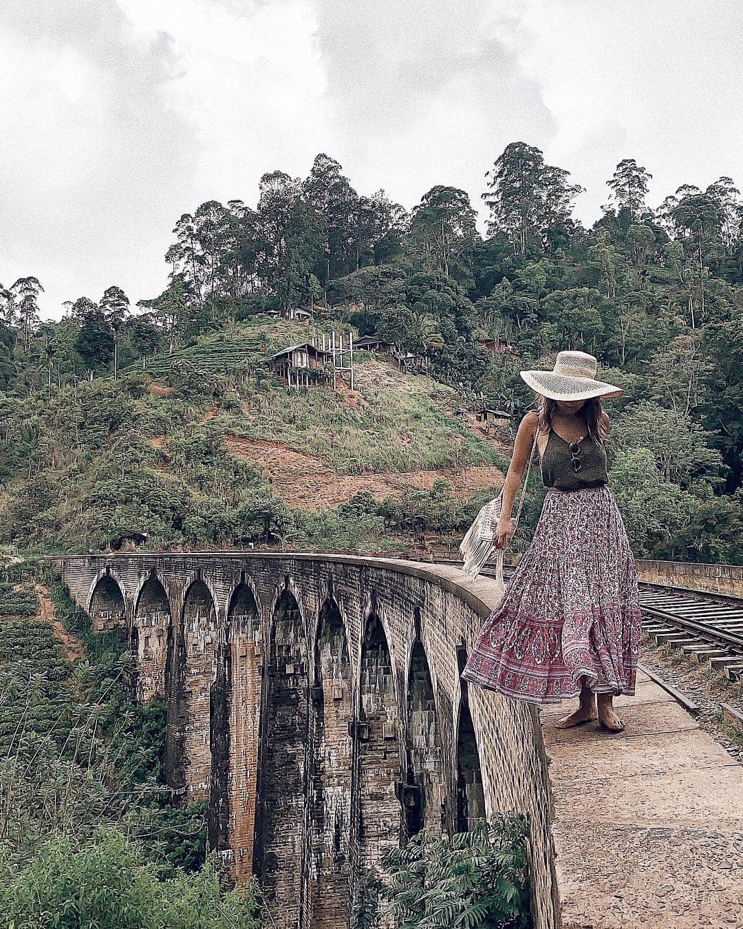 Manamiさんのインスタグラム写真 - (ManamiInstagram)「Nine Arch Bridge🌳🛤🌳 くねくねの山道を進むと現れた！ ㅤ hut @hm tops ??? skirt @spell ㅤ 📸 @mina__37__」4月4日 16時01分 - manashika
