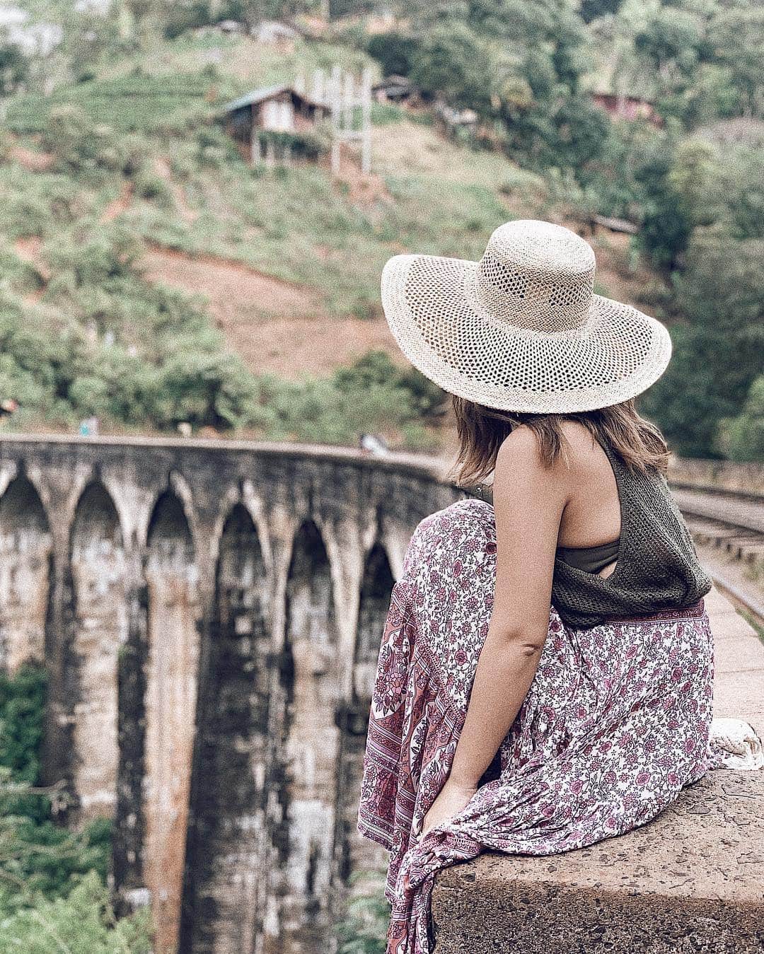 Manamiのインスタグラム：「Nine Arch Bridge🌳🛤🌳 くねくねの山道を進むと現れた！ ㅤ hut @hm tops ??? skirt @spell ㅤ 📸 @mina__37__」