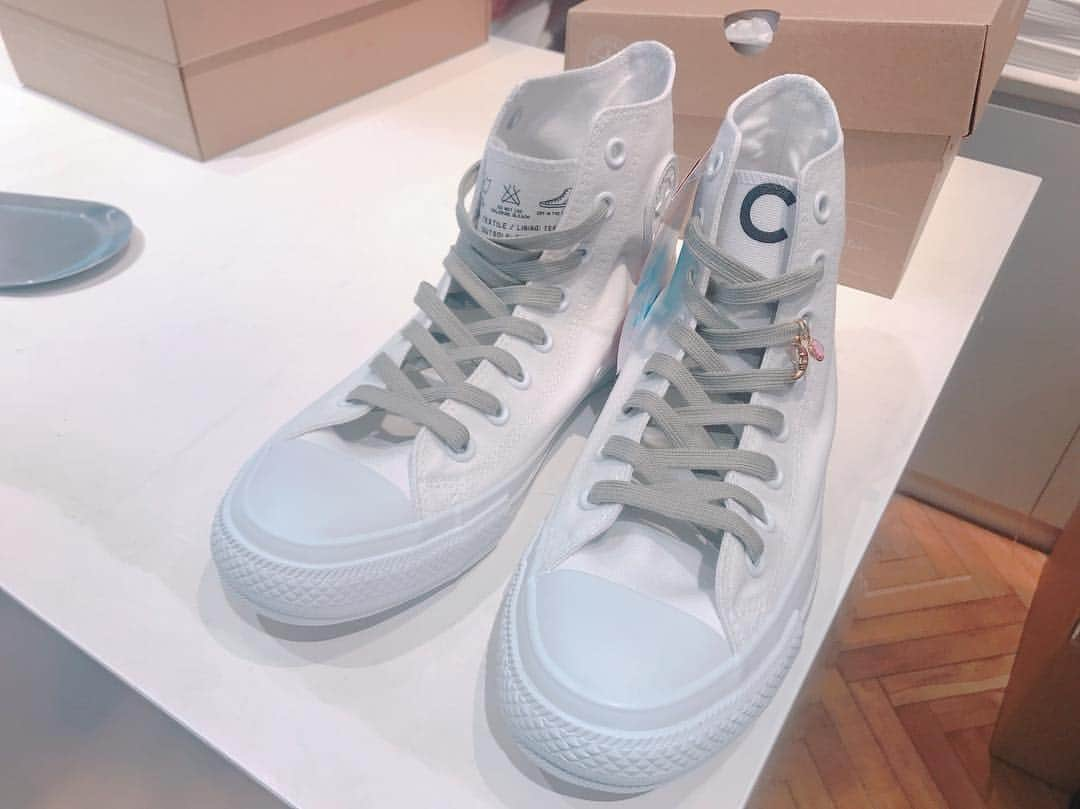 鈴木ちなみさんのインスタグラム写真 - (鈴木ちなみInstagram)「I customize the white shoes 👟💛 #converse  #whiteatelierbyconverse」4月4日 16時02分 - chinami_suzuki0926