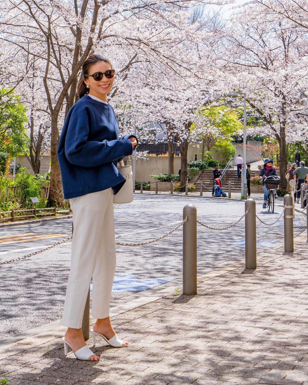 大日方久美子さんのインスタグラム写真 - (大日方久美子Instagram)「・ 今朝、一瞬だったけどさくら坂を散歩して凄くリフレッシュできました🌸 ・ お花見できないと思ってたから、余計に嬉しい😆🙏🏻 ・ ・ スエットは初おろしの @aton_tokyo  袖や身幅のボリュームに対して 着丈がショートのバランスがさすがATON👏🏻 ・  すでに名品入りしているパーカーに続いて このスエットも名品入りしそう。  パンツは先日 @icb_jp のイベントで買ったもの。 ストレッチが効いてシワにならず、見えてないけどウエスト部分がサテンになっていて素敵なんです😊  スエットがカジュアルだからパンツは綺麗目に。 ・ ・  @rioriogram 写真撮ってくれてありがとうね❤️🙏🏻 ・ ・ #kumicloset #ATON #icb」4月4日 16時16分 - kumi511976