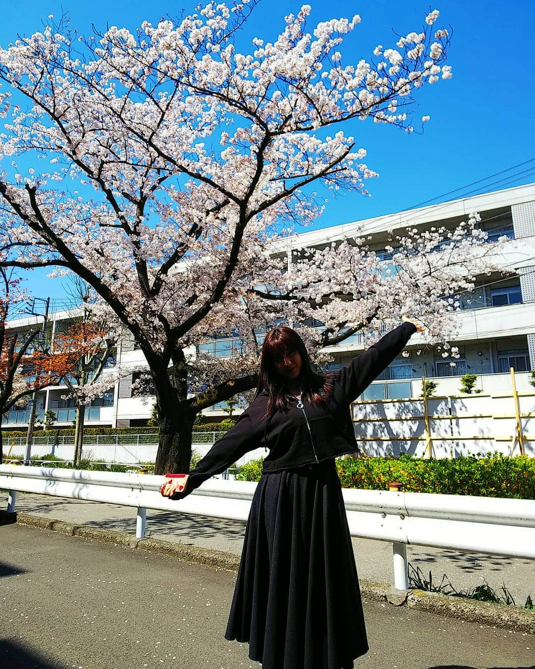のインスタグラム：「昨日と今日の東京は すごく綺麗に晴れていて 桜が眩しいほどでした😊✨✨ 毎年春になったら 桜が咲くものだと思ってるけど 決してそういうわけではないんだな ということを 直接ではないけれど 実感することが多い平成だったと思うから 令和の時代はどうか 桜が綺麗な春が 日本中にたくさんやってきますように🌸✨ そしてこれからも 大切な人たちと 笑顔で桜を観ることが出来ますように…✨ 昨日は一足先に家族の誕生日を祝って 春を実感し、 今日は大学で面談をしていただいて 新年度のスタートを実感しました。 そして、自分の根っこを あらためて感じました。 どこまでやれるかわからないけど、 がんばろう。  写真、思いっきり逆光だけど。笑 ここで10歳の時に一番最初に受けた オーディション用の全身写真を 撮ったんだよなぁ… 今までたくさんのことに 挑戦してきて これからも挑戦したいことがたくさんあって 辿り着きたい作品とか役とか 応援してくださるかたと会う機会とか ラジオとか本とか音楽とか ファッションのこととか 体の動かし方とかダンスとか料理とか 憧れていて提案したり 願ってたりすることが 実現するかどうかは分からないし 実現しないもののほうが たぶん多いと思うけれど 実現したいなと思い続けること自体を 続けていけたらいいなと思います😊 いろんなスタートを切る方々や 目指してる方々が いらっしゃると思います。 一緒に踏んばっていけますよう✨」