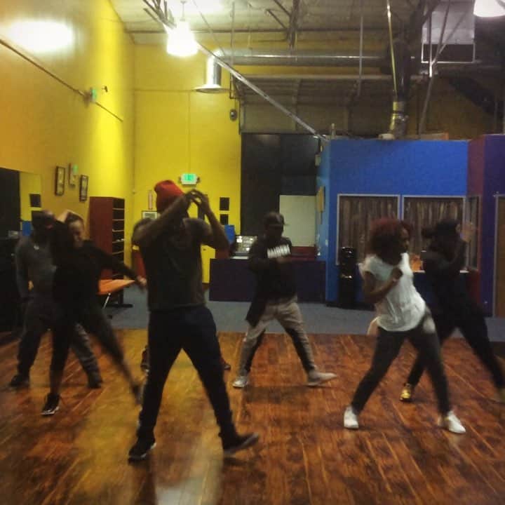 MCハマーのインスタグラム：「Rehearsals: Pumps & A Bump 🕺🏿💃🏿」
