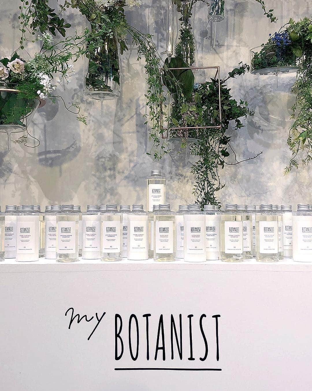 botanist officialさんのインスタグラム写真 - (botanist officialInstagram)「【Only one】 世界にはたくさんの人がいる中で「あなた」はたった一人だけ。 他と違ってもいい。 好きなものを選んで、個性を活かしていこう。 ⠀⠀ #MyBOTANIST #新しいヘアケア体験 #ボタニストは次のステージへ ⠀⠀ There is only one of you in the world. It’s good to be different. Choose the things that just you like and dare to be unique! ⠀⠀ #BOTANIST #botanisttokyo #onlyone #ボタニスト #ボタニストトウキョウ  @botanist_official」4月4日 16時24分 - botanist_official