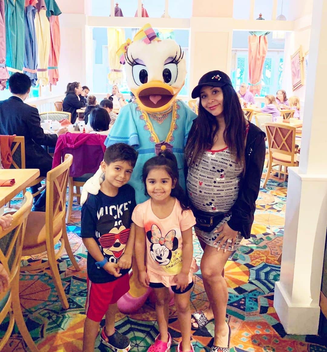 ニコール・ ポリッツィのインスタグラム：「Till next year Disney 👊🏽🌸」