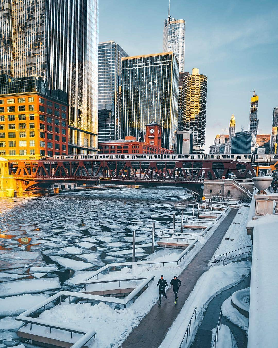 Visit The USAさんのインスタグラム写真 - (Visit The USAInstagram)「We're cracking up over these shots of the Chicago River. Throw on your hat and mittens for a fresh spring run in the Windy City! 📸: @mattbweitz #VisitTheUSA」4月5日 1時53分 - visittheusa