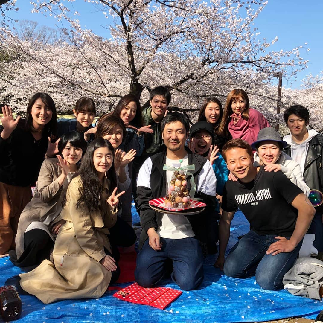 長江愛美さんのインスタグラム写真 - (長江愛美Instagram)「山田ジャパンお花見会2019🌸🍶✨ お天気にも恵まれ、こんな楽しいお花見初めて❤ 皆様の手作りお弁当、最高に美味しかった😆❤ 大人になってからやるバドミントンや大縄跳びは格別に楽しい🐒✨ 能龍さんのBIRTHDAYもお祝い出来て、愛と絆を感じた素敵な１日でした😌💮 #お花見#2019 #平成最後のお花見 #代々木公園#バドミントン#大縄跳び#トランプ#ジェンガ」4月5日 1時49分 - manamin.512