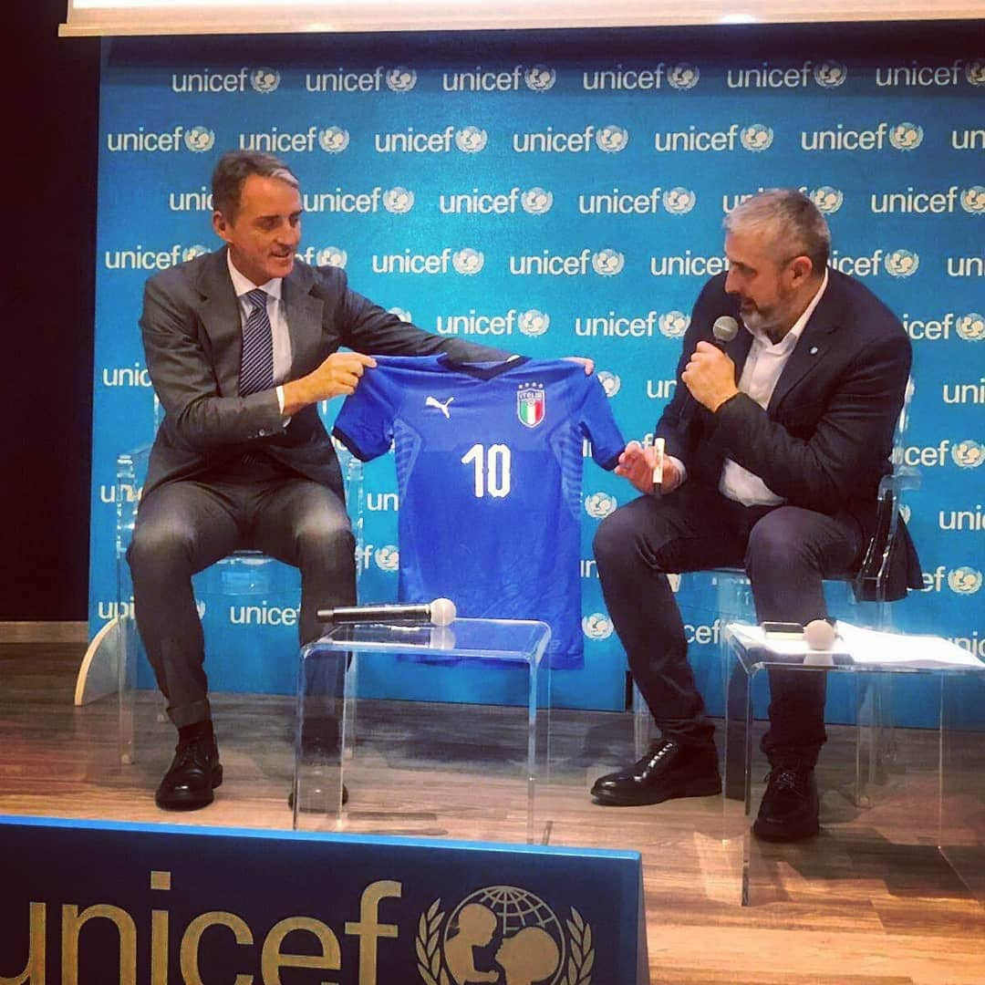 ロベルト・マンチーニさんのインスタグラム写真 - (ロベルト・マンチーニInstagram)「Oggi con @unicefitalia per ribadire l’impegno a favore dei #bambini e dei loro diritti!  Poi ho saputo di aver vinto il #PremioBearzot, una notizia che mi ha molto onorato, grazie a tutti!」4月5日 1時49分 - mrmancini10