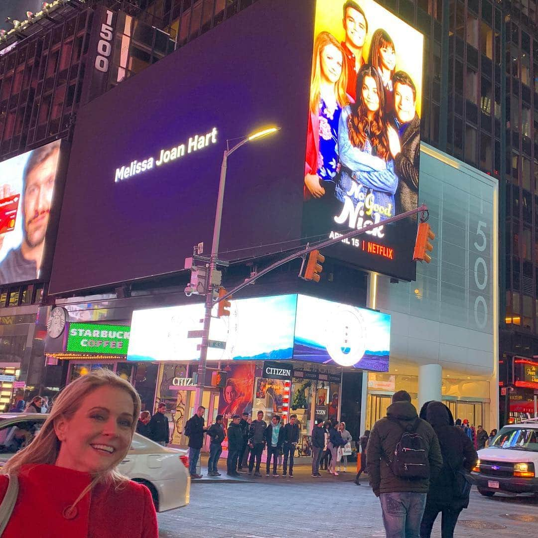 メリッサ・ジョーン・ハートさんのインスタグラム写真 - (メリッサ・ジョーン・ハートInstagram)「I’m still giddy over the fact that we have a huge digital billboard in #TimesSquare for all to see. The poster for #NoGoodNick on one corner and the trailer in the center of the square. As a native NYer.... and just a human being.... this is AMAZEBALLS!!! Thanks to my gorgeous sis for sharing (and capturing) this moment. And a huge congrats to our talented cast and crew and writing team! WORLDWIDE streaming on @netflix April 15!!! @netflixfamily  @seanastin @sienaagudong @laurendonzis @kalamaepstein @davidhsteinberg」4月5日 1時56分 - melissajoanhart