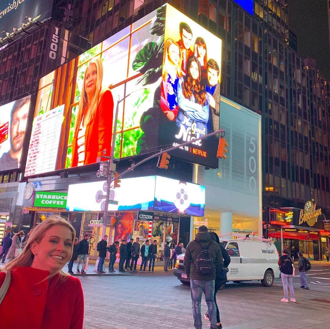 メリッサ・ジョーン・ハートさんのインスタグラム写真 - (メリッサ・ジョーン・ハートInstagram)「I’m still giddy over the fact that we have a huge digital billboard in #TimesSquare for all to see. The poster for #NoGoodNick on one corner and the trailer in the center of the square. As a native NYer.... and just a human being.... this is AMAZEBALLS!!! Thanks to my gorgeous sis for sharing (and capturing) this moment. And a huge congrats to our talented cast and crew and writing team! WORLDWIDE streaming on @netflix April 15!!! @netflixfamily  @seanastin @sienaagudong @laurendonzis @kalamaepstein @davidhsteinberg」4月5日 1時56分 - melissajoanhart