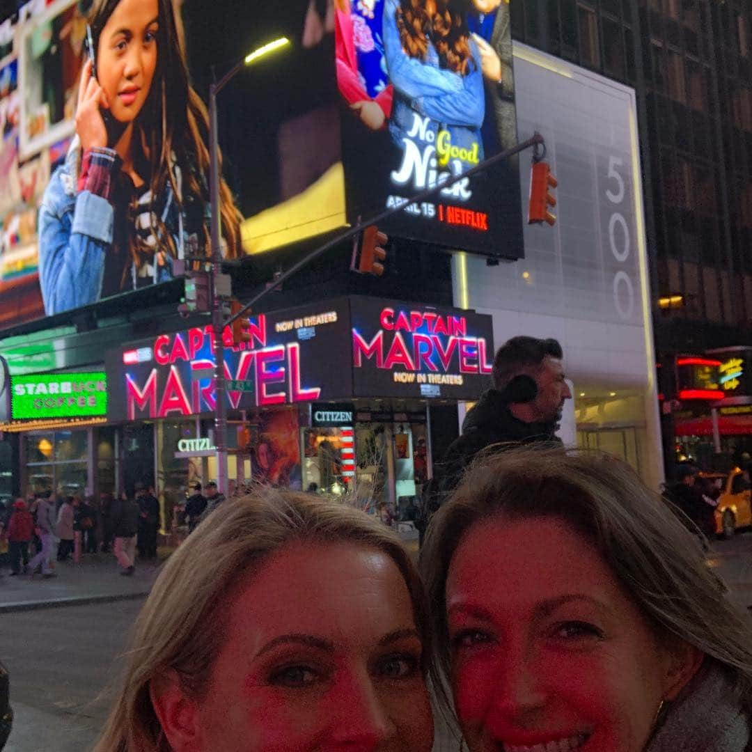 メリッサ・ジョーン・ハートさんのインスタグラム写真 - (メリッサ・ジョーン・ハートInstagram)「I’m still giddy over the fact that we have a huge digital billboard in #TimesSquare for all to see. The poster for #NoGoodNick on one corner and the trailer in the center of the square. As a native NYer.... and just a human being.... this is AMAZEBALLS!!! Thanks to my gorgeous sis for sharing (and capturing) this moment. And a huge congrats to our talented cast and crew and writing team! WORLDWIDE streaming on @netflix April 15!!! @netflixfamily  @seanastin @sienaagudong @laurendonzis @kalamaepstein @davidhsteinberg」4月5日 1時56分 - melissajoanhart