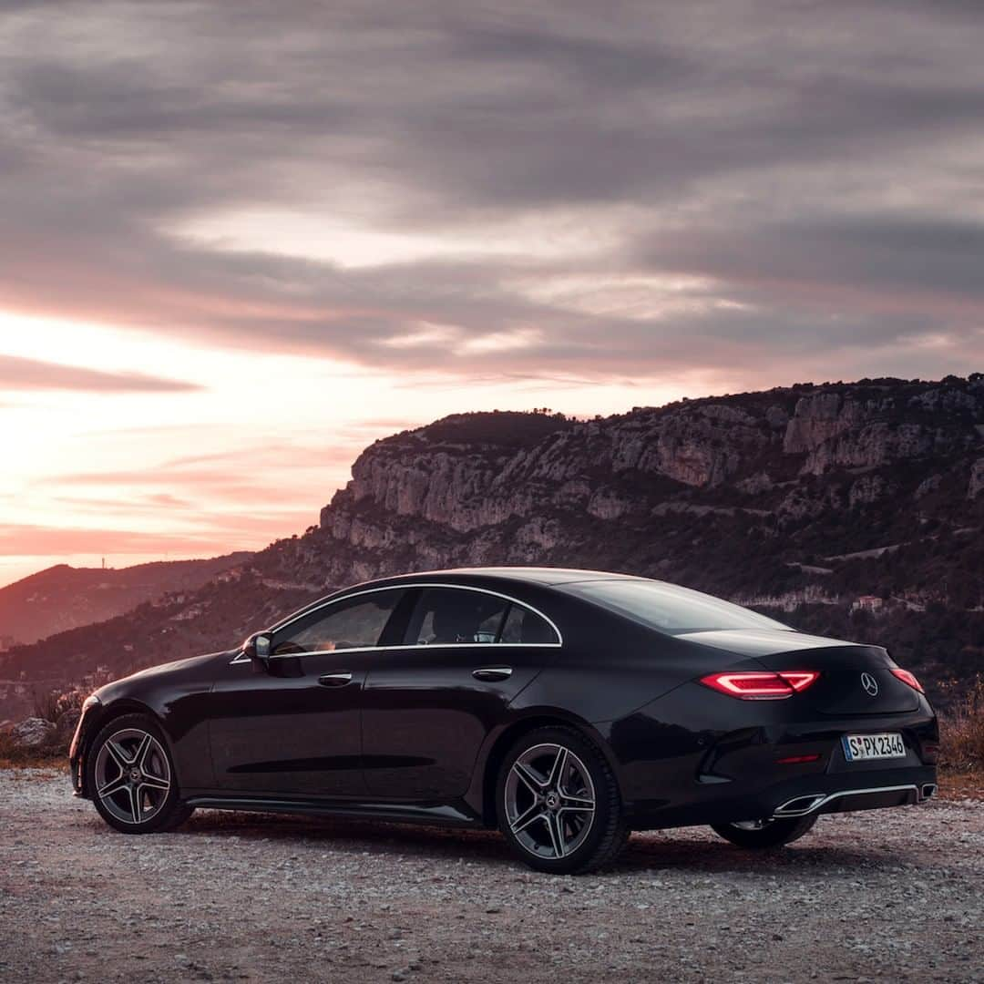 メルセデス・ベンツさんのインスタグラム写真 - (メルセデス・ベンツInstagram)「Flawless design from every angle. 🌅 📸: @svenklittich for #MBsocialcar ______________________________ [Mercedes-AMG CLS 350d 4MATIC Coupé | Kraftstoffverbrauch kombiniert: 5,9 l/100 km | CO2- Emissionen kombiniert: 156 g/km | mb4.me/RechtlicherHinweis] . #Mercedes #MBCar #Car #sunset #Cartastic #carsofinstagram #InstaCar #MercedesCLS #CLS #MercedesBenz」4月5日 2時00分 - mercedesbenz