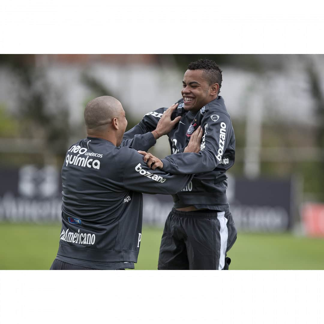 コリンチャンスさんのインスタグラム写真 - (コリンチャンスInstagram)「Que dupla! @Ronaldo e @MlkDentinho! Arrasta pro lado e vê se descobre quem enchia mais a paciência do outro. 😂😂😂😂😂😂 . . 📷 Daniel Augusto Jr./Ag. Corinthians . . #TBT #FenômenoDaFiel」4月5日 2時00分 - corinthians