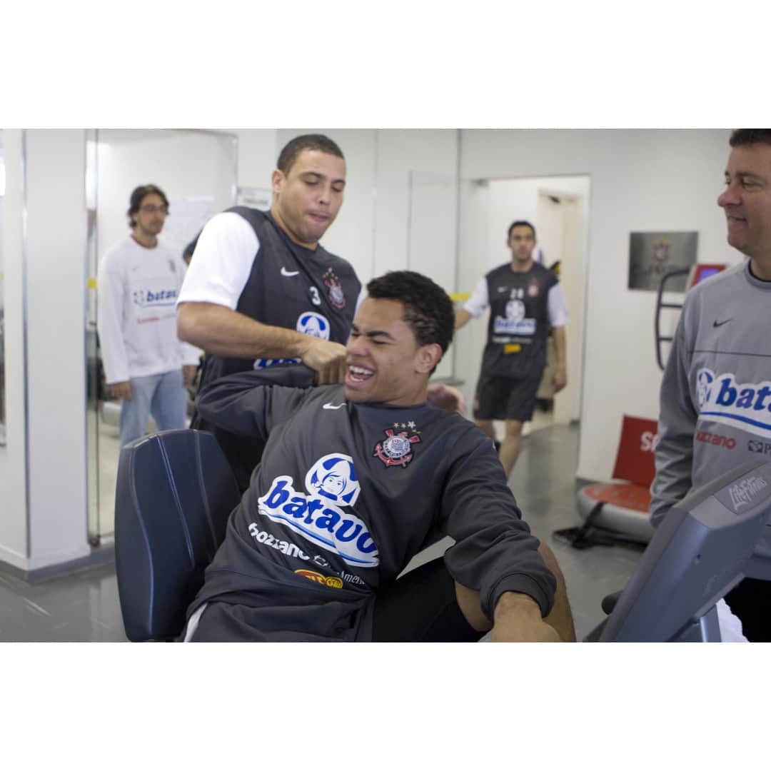 コリンチャンスさんのインスタグラム写真 - (コリンチャンスInstagram)「Que dupla! @Ronaldo e @MlkDentinho! Arrasta pro lado e vê se descobre quem enchia mais a paciência do outro. 😂😂😂😂😂😂 . . 📷 Daniel Augusto Jr./Ag. Corinthians . . #TBT #FenômenoDaFiel」4月5日 2時00分 - corinthians