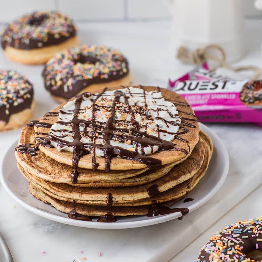 questnutritionさんのインスタグラム写真 - (questnutritionInstagram)「🍩🥞 Chocolate Sprinkled Doughnut Protein Pancakes 🥞🍩 👉 FULL RECIPE LINK IN BIO 👈 • Per serving (recipe makes two): 18g protein, 19g carb, 12g fat. (13g net carbs) #OnaQuest #Questify」4月5日 2時01分 - questnutrition