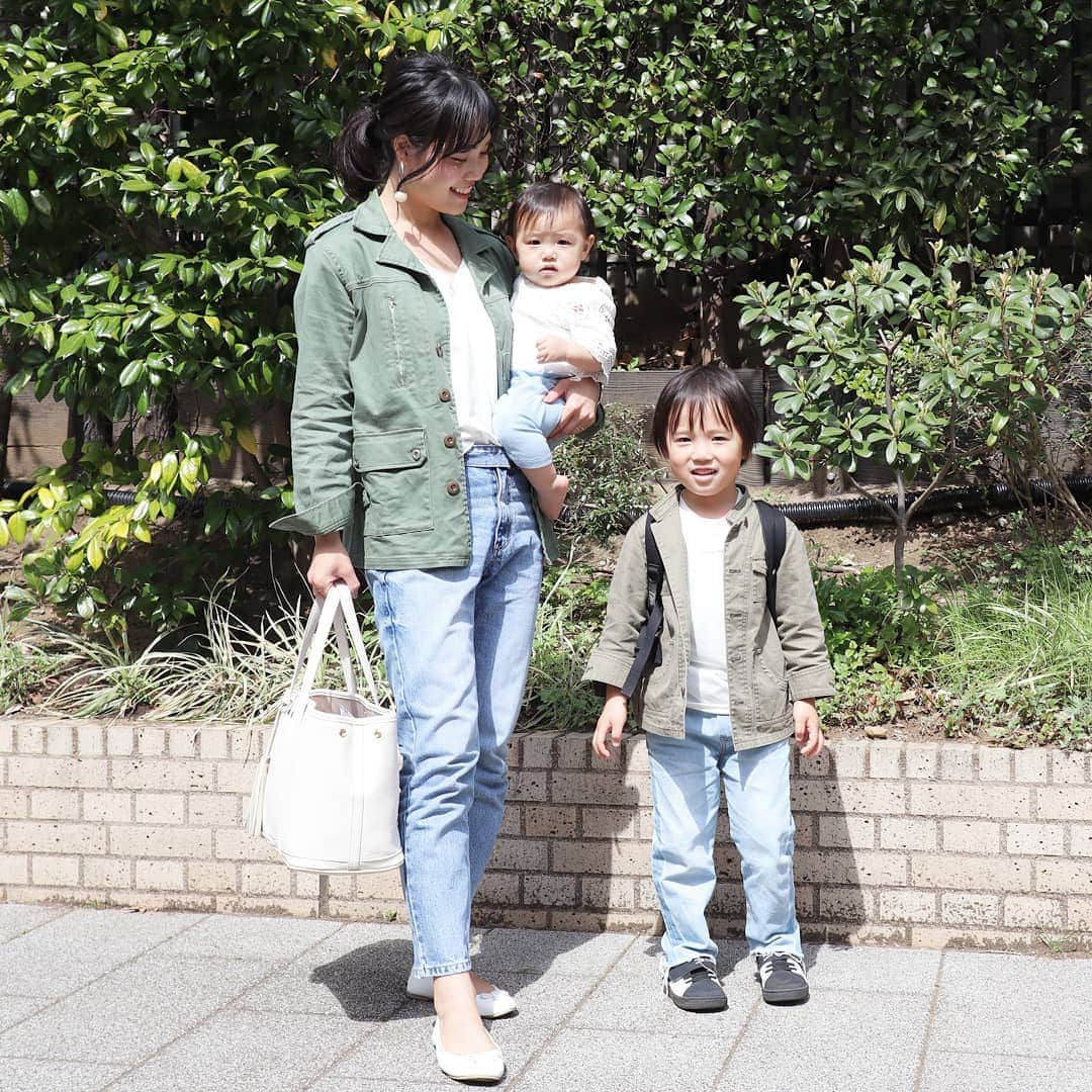 Eri Satoのインスタグラム：「denim×khakigreenリンクコーデ · pants: @minelal__ shoes: @outletshoes_official bag: @kalie_official · 気づけばもう春休みもそろそろ終わり😲 年中さんになる準備が終わってない😂 ·  #mamagirl#locari#コーディネート#ママコーデ#ママファッション #プチプラ#プチプラコーデ #親子リンクコーデ#親子リンクコーデ愛好家#親子#読者モデル#読モ#ママモデル #l4like #instagood#outfit #simple #coordinate  #fashion #casual #コーデ#シンプルファッション#カジュアル #style #お洒落さんと繋がりたい #code #ファッション#ootd」